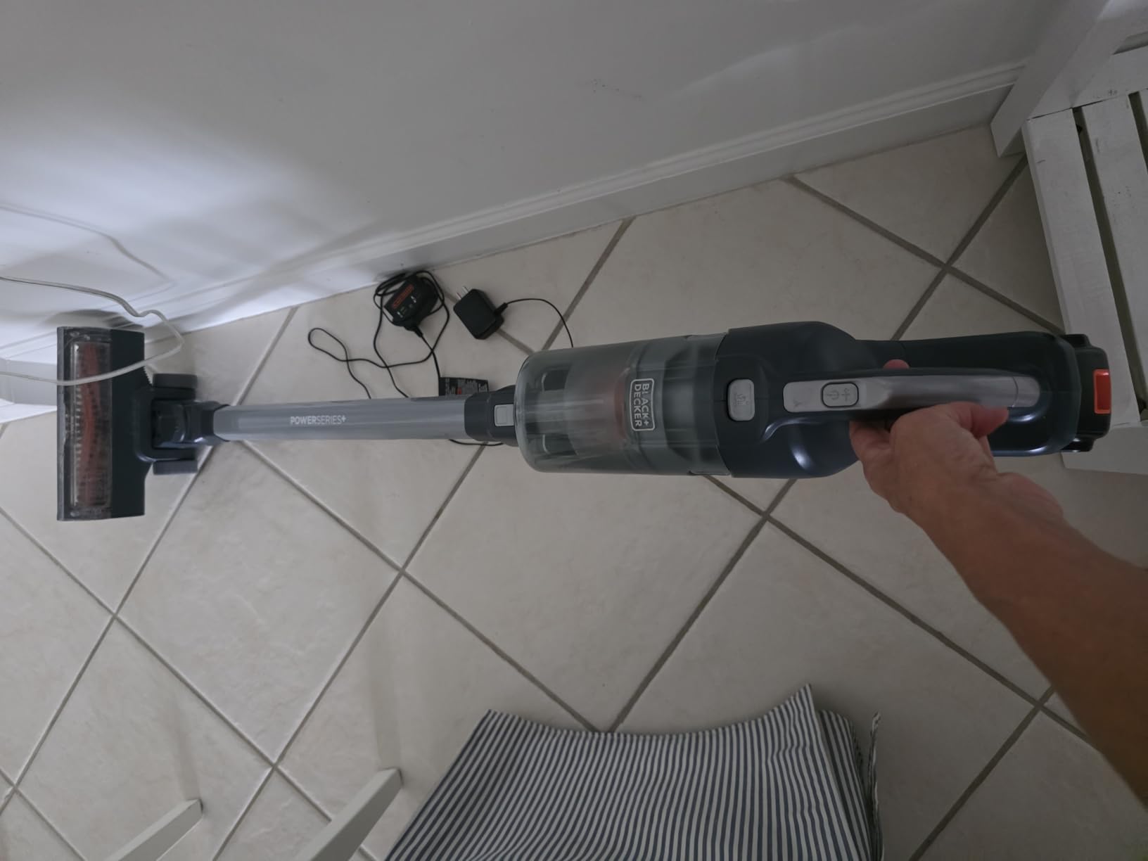 BLACK+DECKER POWERSERIES 20V MAX Cordless Stick Vacuum Cleaner, Household Vacuum Cleaners for Hardwood Floors and Carpet, LED Lights, Detachable, Anti-Tangle, Lightweight, Bagless (BHFEA18D1) customer photo 2