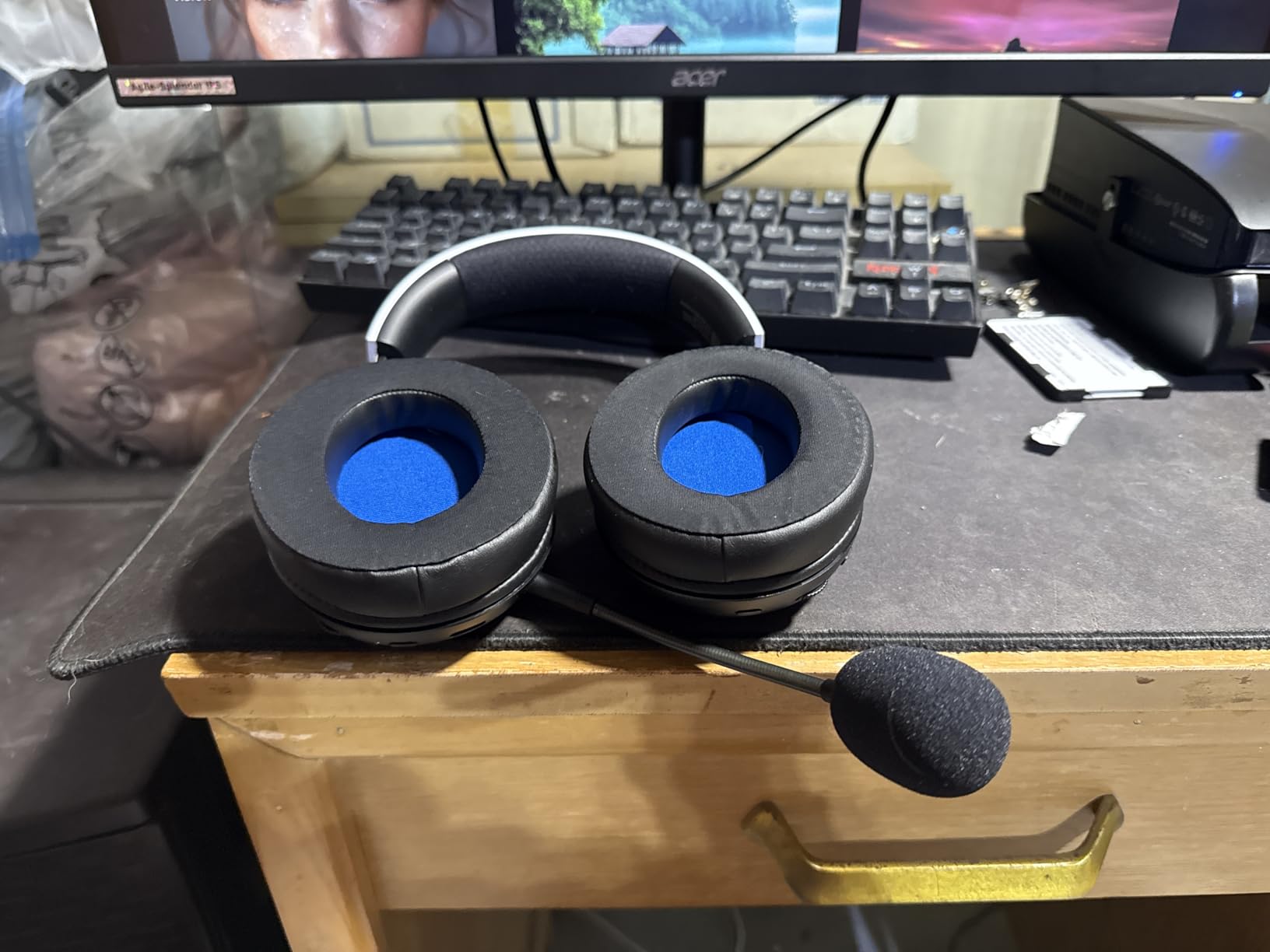 Razer Kaira Pro Dual Wireless Gaming Headset w/Haptics for PlayStation 5 / PS5, PC, Mobile, PS4: HyperSense - Triforce 50mm Drivers - Detachable Mic - 2.4GHz and Bluetooth w/SmartSwitch - RGB Chroma customer photo 2