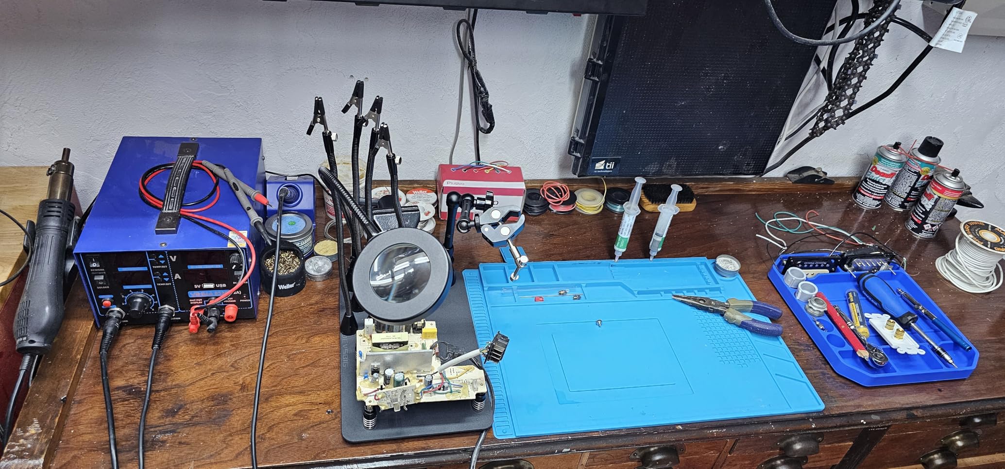 Magnetic Helping Hands Soldering Third Hand, PCB Circuit Board Holder with 3X LED Magnifying Lamp, 360 Hot Air Gun Holder, Extra Large & Heavy Duty Base Plate | Flexible Arms for Soldering Station customer photo 2