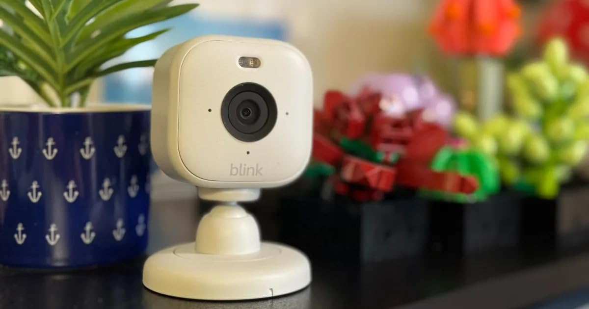 Blink Mini - Compact indoor plug-in smart security camera, 1080p HD video, night vision, motion detection, two-way audio, easy set up, Works with Alexa - 1 camera (Black) customer photo 2