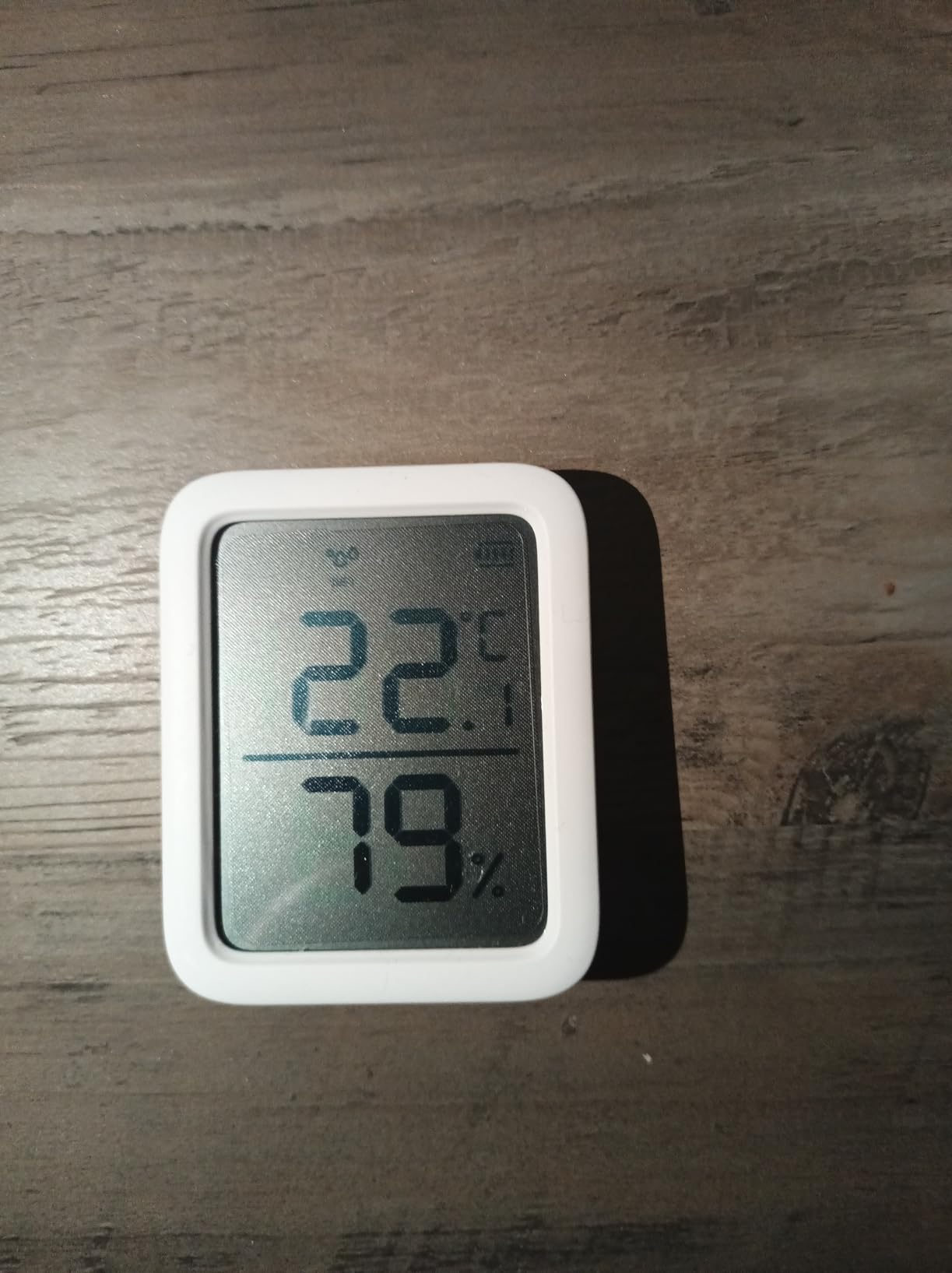 SwitchBot Thermometer Hygrometer, Bluetooth Indoor Humidity Meter for Home, Temperature Sensor with App Control, Large LCD Display, Notification Alerts, 2-Year Data Storage Export customer photo 1