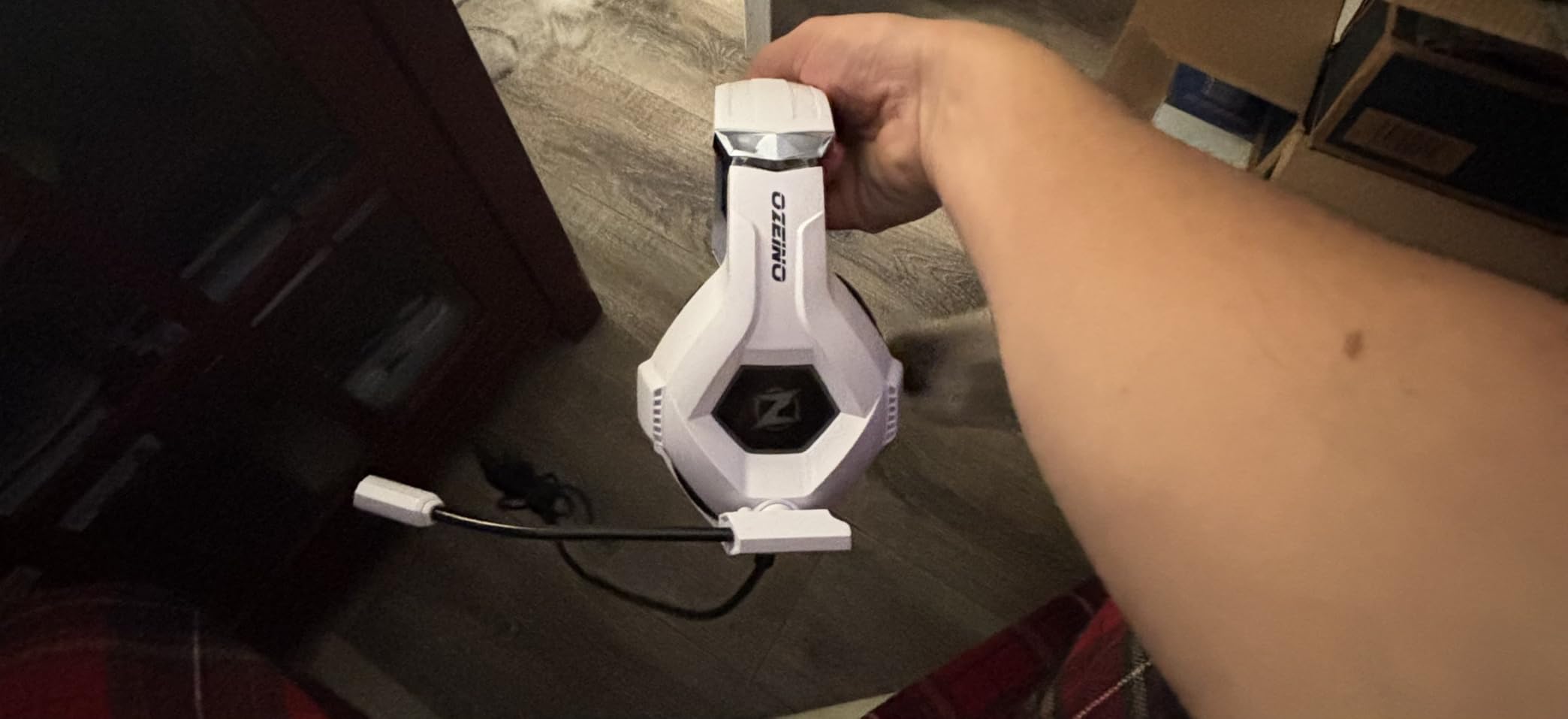 Ozeino Gaming Headset for PC, Ps4, Ps5, Xbox Headset with 7.1 Surround Sound Gaming Headphones with Noise Canceling Mic, LED Light Over Ear Headphones for Switch, Xbox Series X/S, Laptop, Mobile White customer photo 2