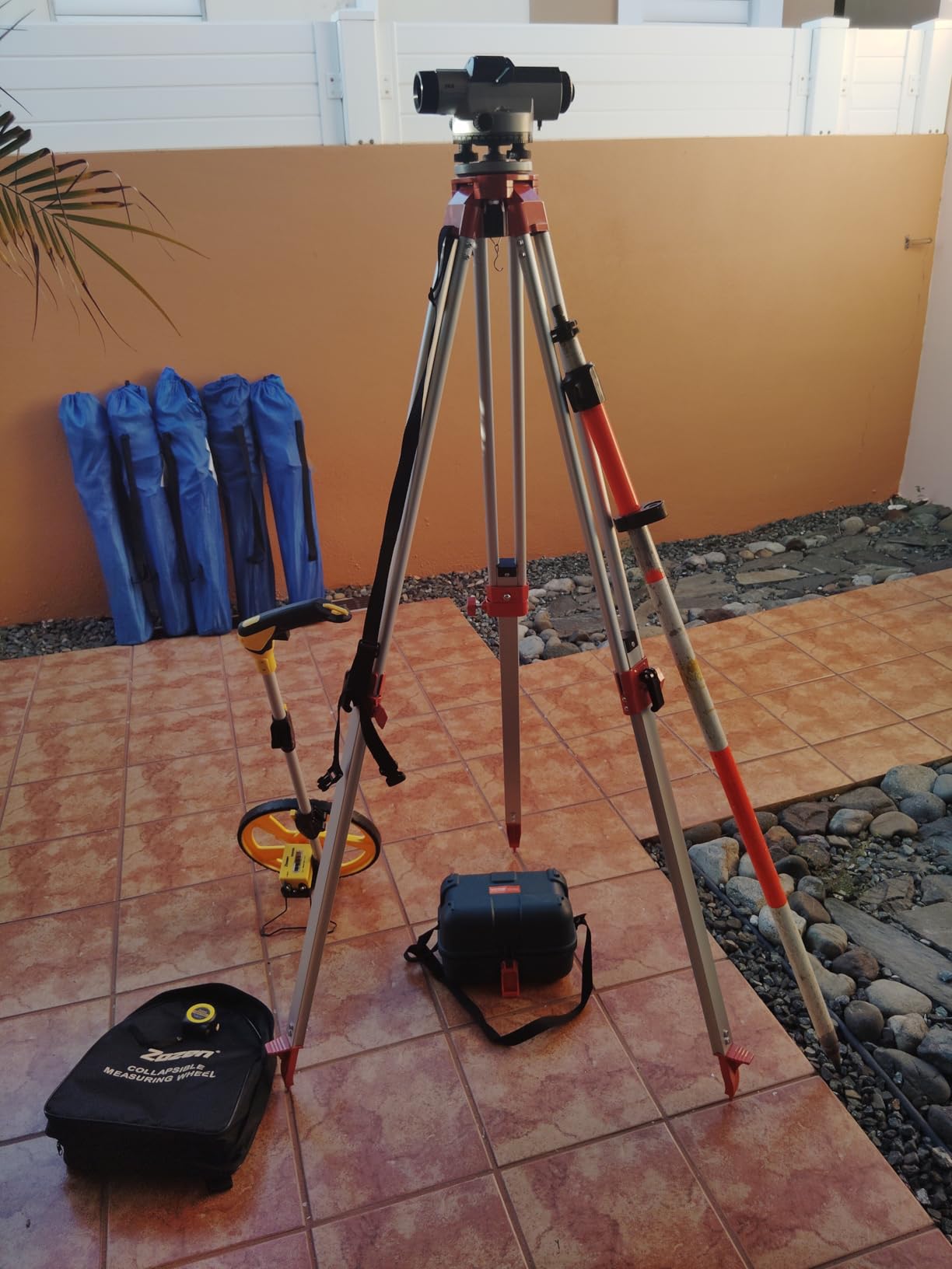 VEVOR Automatic Transit Level 26X Optical Survey Equipment Auto Level Kit High Precision Angle Level Measure Builders Level with Magnetic Dampened Compensator and Transport Lock, IP54 Waterproof customer photo 1