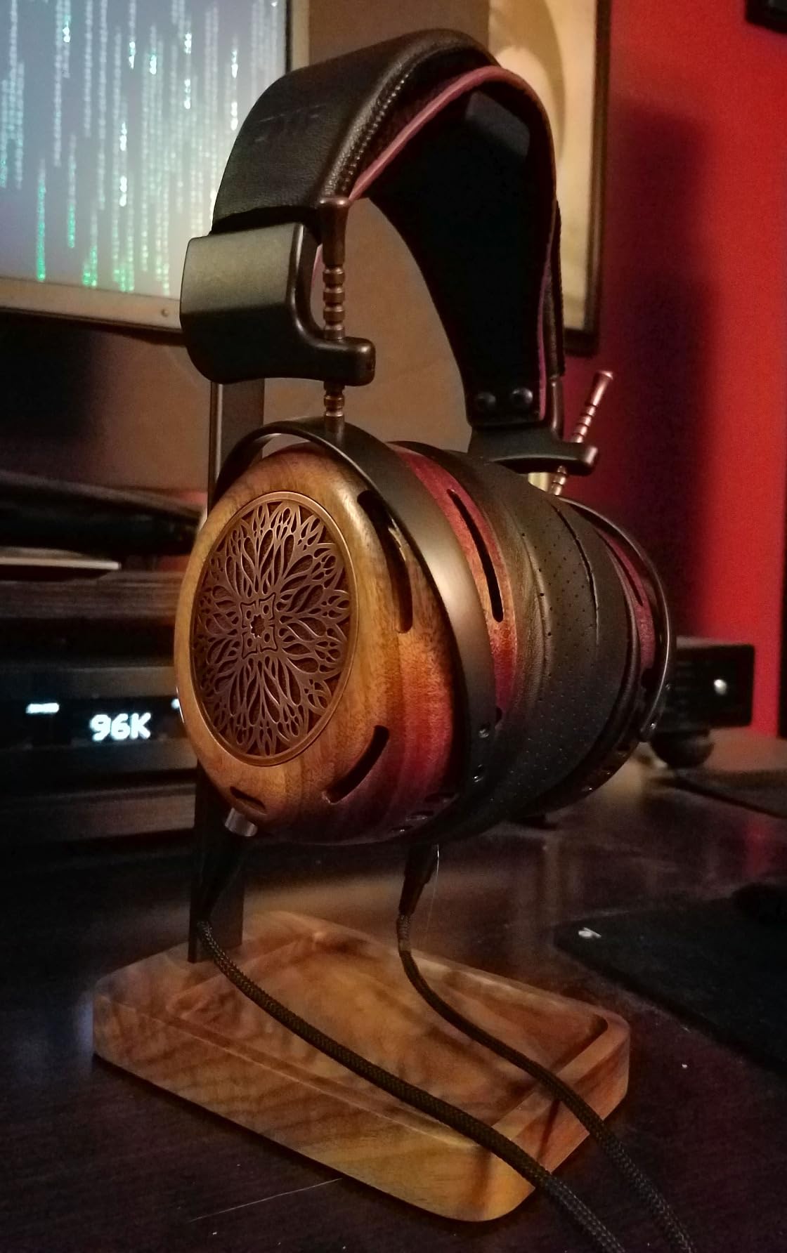 Walnut Wood & Aluminum Headset Holder, Desktop Headphone Stand, Universal headphone holder for most music gaming headsets - Black Walnut customer photo 2