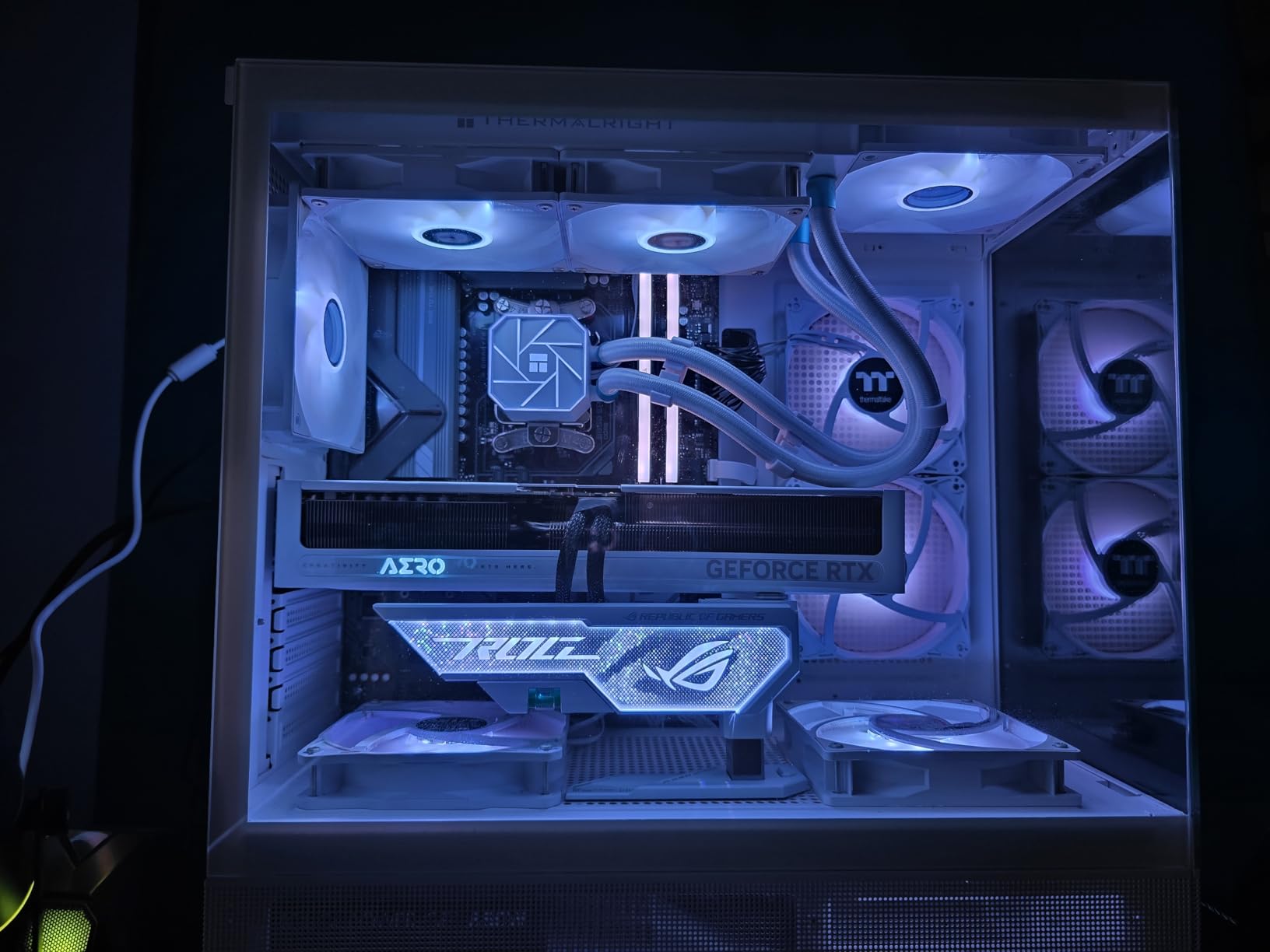 ASUS ROG Herculx Graphics Card Anti-Sag Holder Bracket (Solid Zinc Alloy Construction, Easy Toolless Installation, Included Spirit Level, Adjustable Height, Wide Compatibility, Aura Sync RGB) customer photo 1