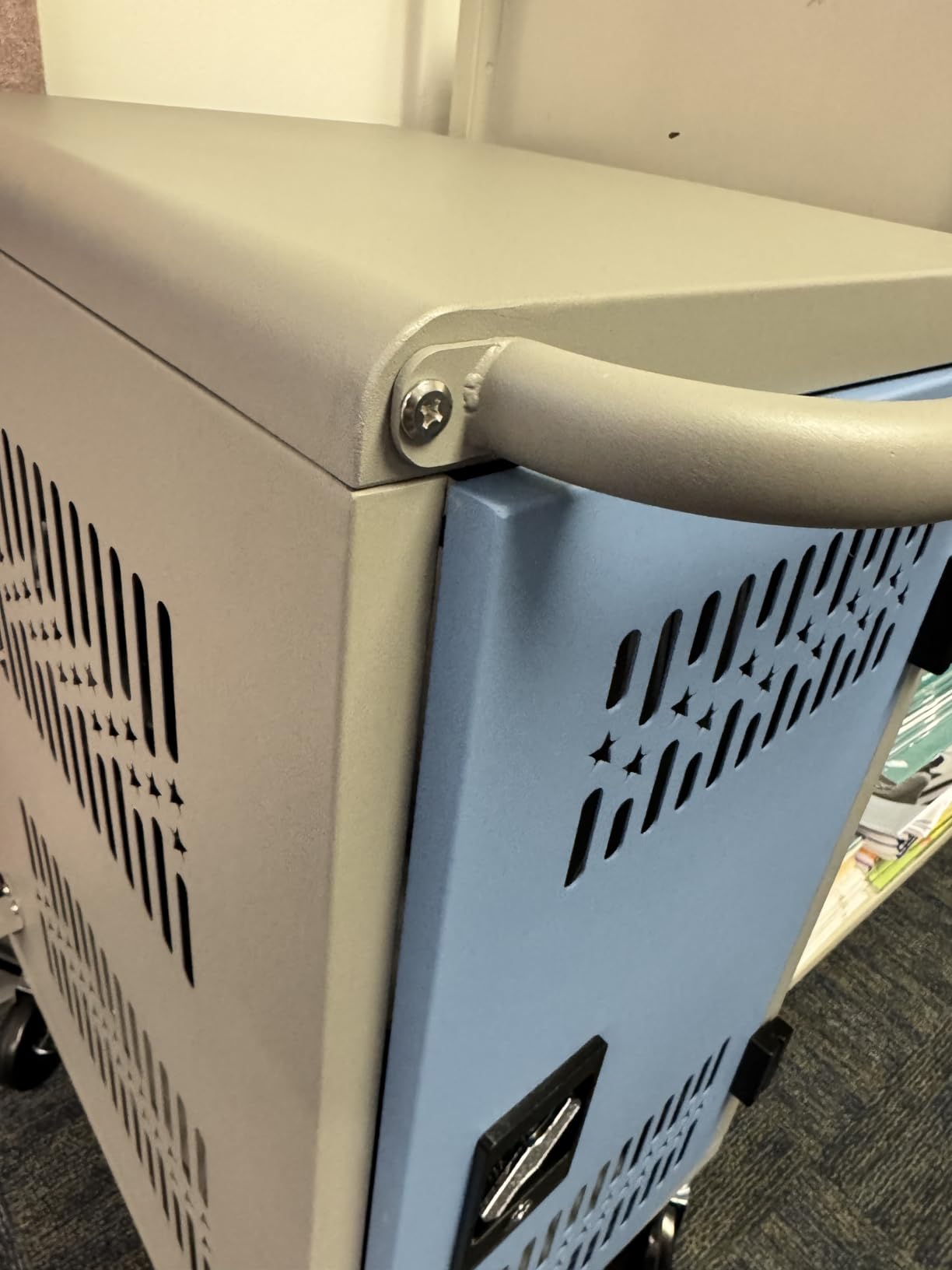 Pre-Assembled American Style Heavy-Duty 20 Bay Laptop Charging Cart for School Classroom Storing and Charging 20 Chromebook, Laptop, and Tablet customer photo 1