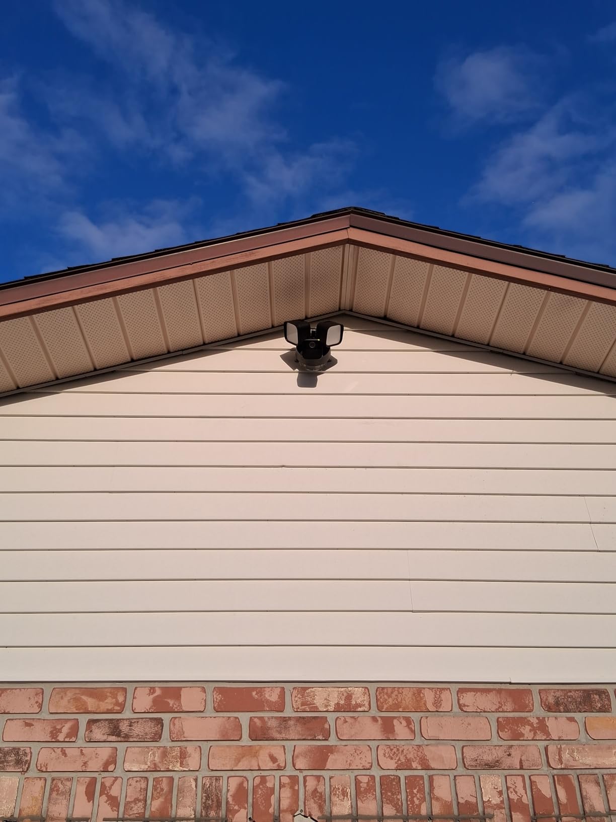 Blink Wired Floodlight Camera, Smart security camera, 2600 lumens, HD live view, enhanced motion detection, built-in siren, Works with Alexa, 1 camera (White) customer photo 1