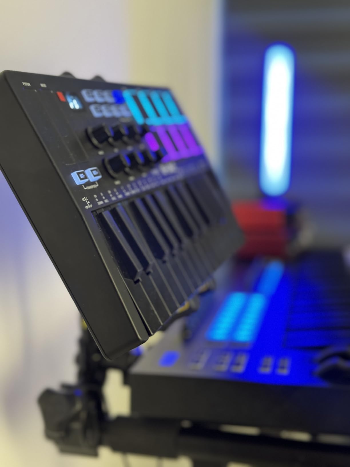 M-VAVE 25 Key USB MIDI Keyboard Controller With 8 Backlit Drum Pads, Bluetooth Semi Weighted Professional dynamic keybed 8 Knobs and Music Production,Software Included (Black) customer photo 2