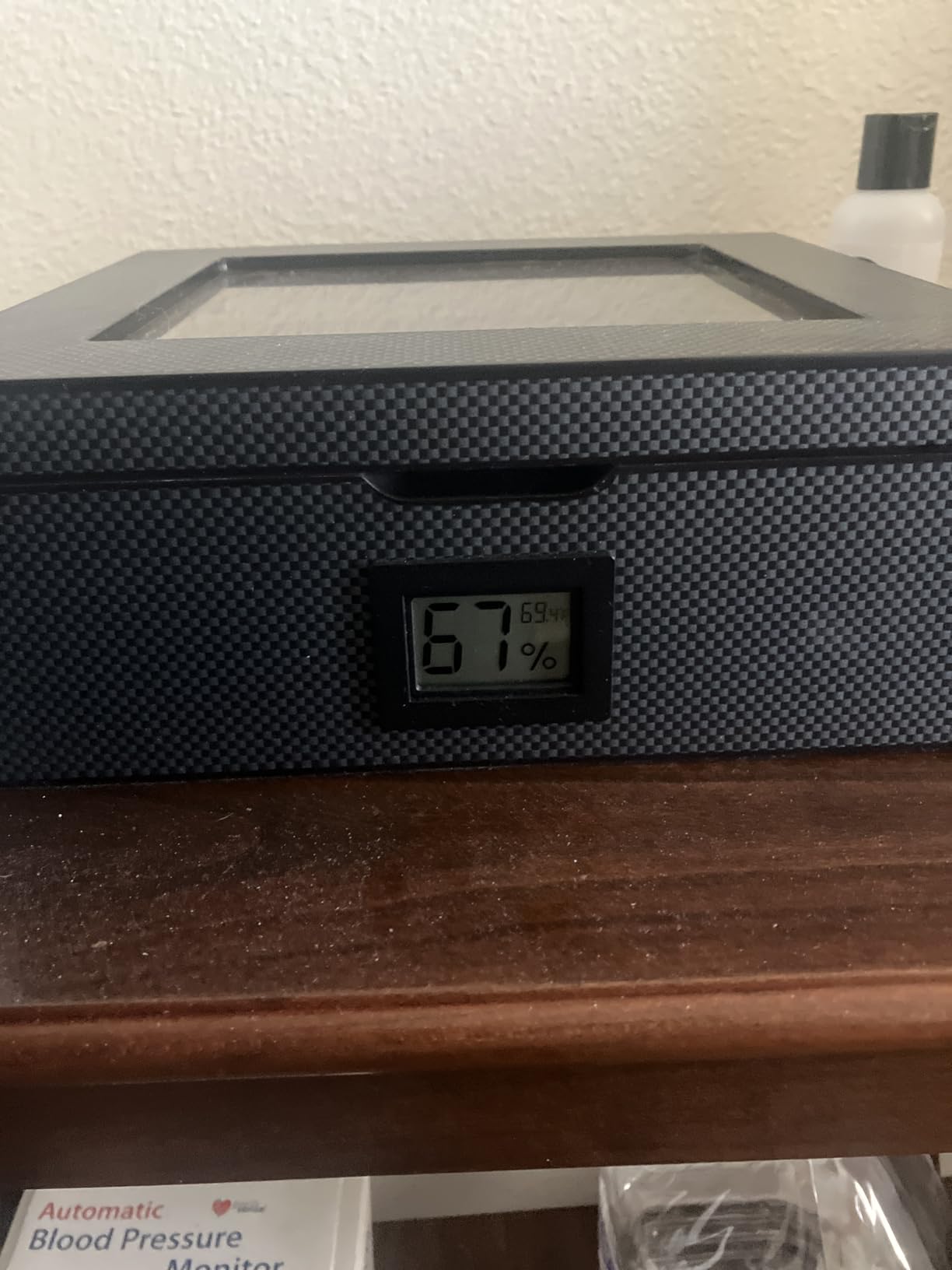 CASE ELEGANCE MAG Cigar Humidor, Walnut Finish, Holds 20-30 Cigars, Glass Top with Magnetic Seal, Octagon Shape, Digital Hygrometer, Spanish Cedar, New Hydro Channel customer photo 1