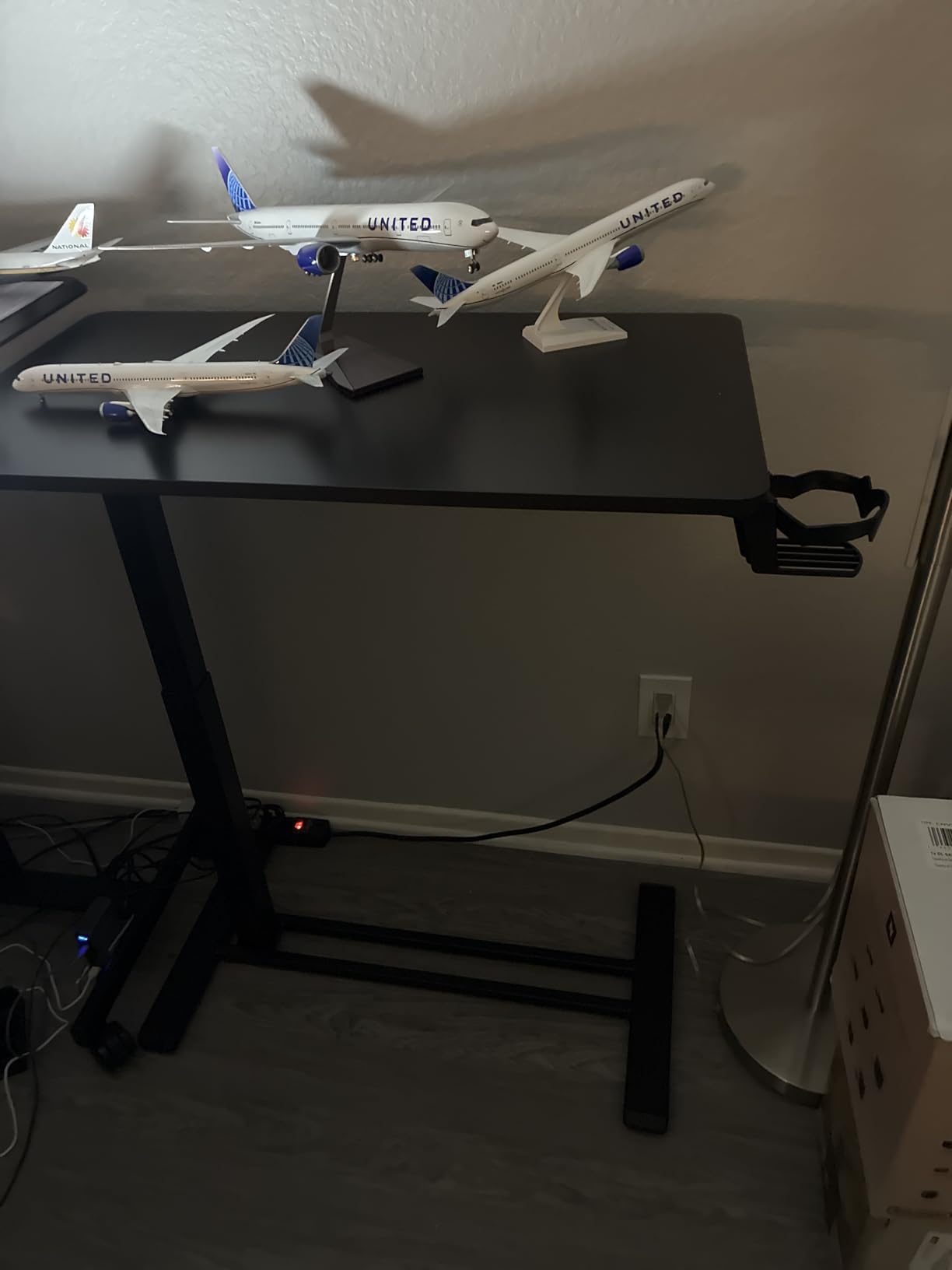 FLEXISPOT H7 Adjustable Overbed Bedside Table with Wheels Pneumatic Mobile Standing Laptop Desk Rolling Computer Cart Movable Overbed Table Hospital Home Use (31.5