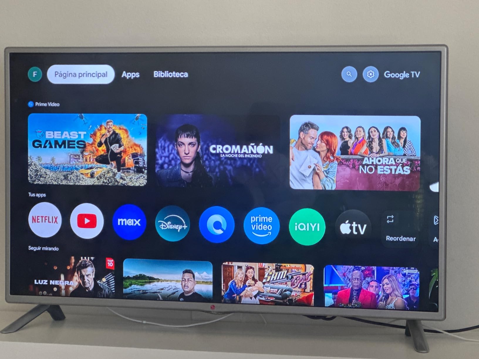 Chromecast - Streaming Device with HDMI Cable and Voice Search Remote - Stream Shows, Music, Photos, Sports from Phone to TV - Includes Cleaning Cloth, Pouch - HD Version - Snow customer photo 2