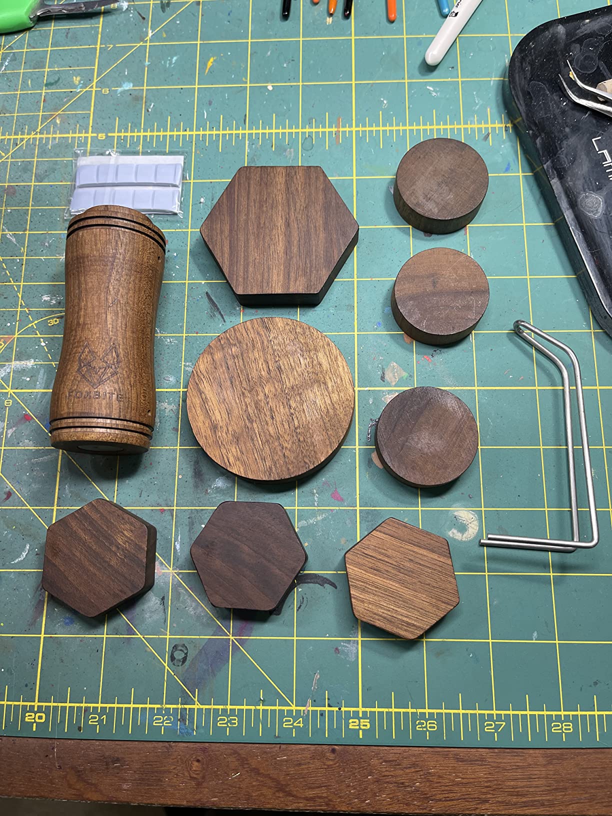 FOXBITE Miniature Painting Holder, Handle for Miniautres Compatible with DND Miniatures, Scale Model, Fantasy Figurines Acrylic Detail Brush Set Painting. kit for Detailing Army Warhammer customer photo 2