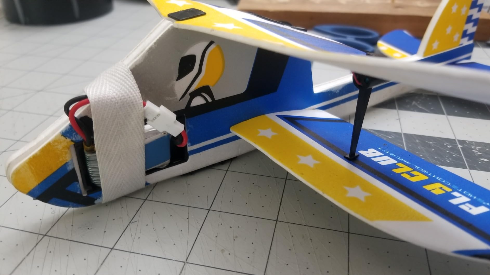 DEERC RC Plane, 2.4GHZ Remote Control Airplane W/ 3 Batteries & 6-axis Gyro Stabilizer, 2CH RTF RC Glider Toy for Beginners Kids Boys Girls Adults customer photo 1