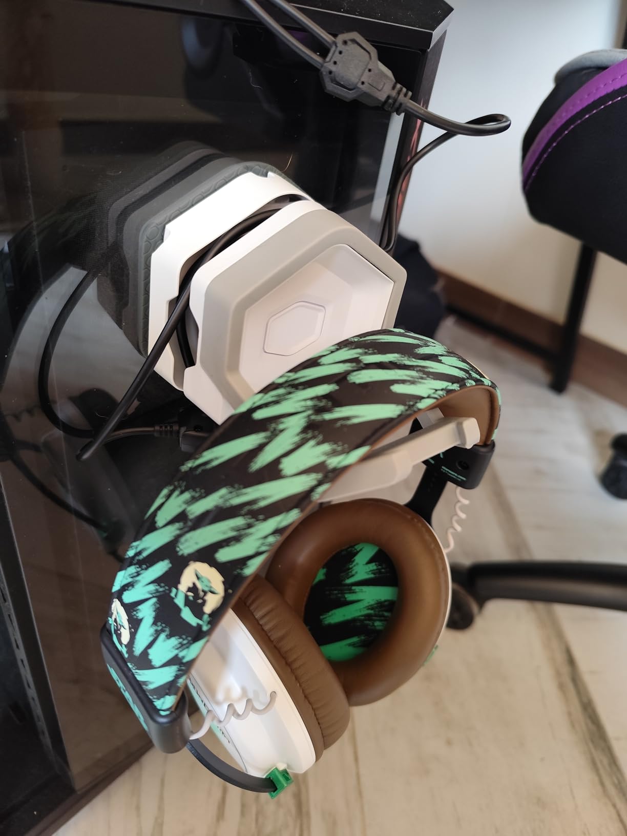 MasterAccessory GEM Magnetized Multi-Surface Mounting Gaming Storage, Peripherals, Gamepads, Headsets, VR Headsets, Mobile Phones, Rubberized Protective Arms (MCA-U000R-KPHK00) customer photo 1