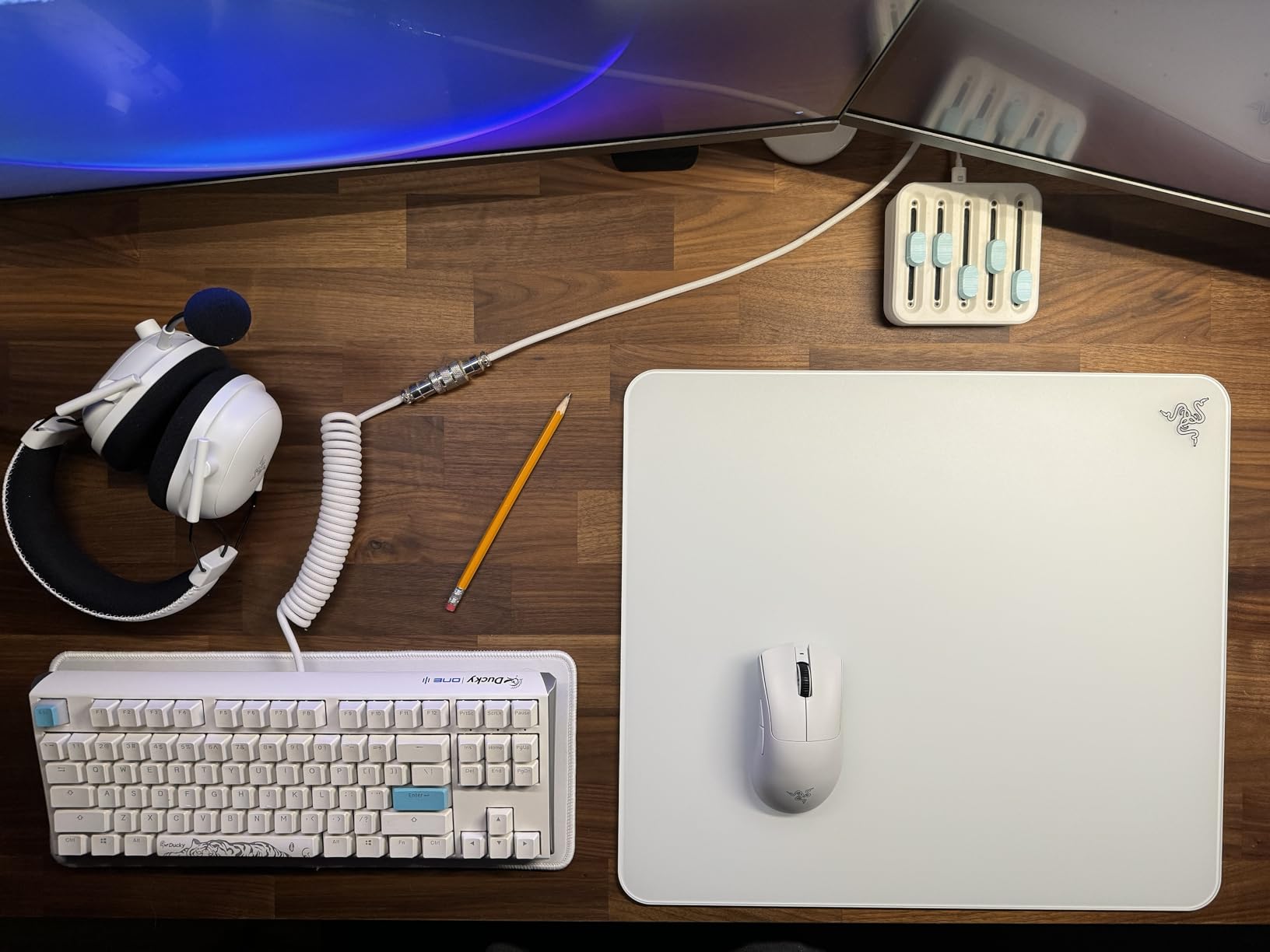 Razer Atlas Tempered Glass Gaming Mouse Mat: Ultra-Smooth Micro-Etched Surface - Dirt and Scratch-Resistant - Anti-Slip Base - Quiet Mouse Movements - White customer photo 1