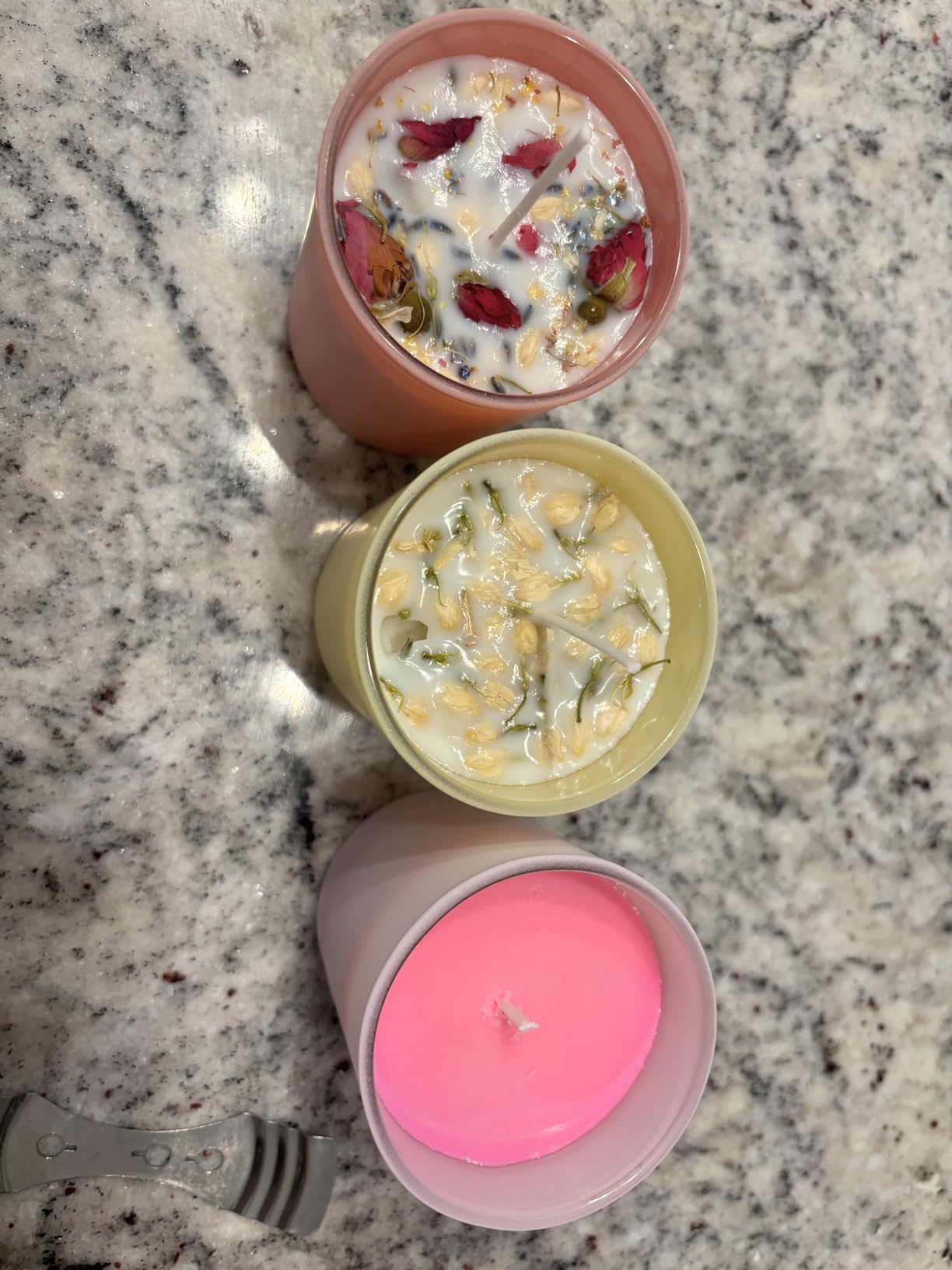 SAEUYVB Candle Making Kit - DIY Starter Soy Candle Making Supplies/Kit - Soy Wax, 10 Jars & Tins, 10 Pleasant Scents, Color Dyes & More，Perfect Candle Making Kit for Adults customer photo 1