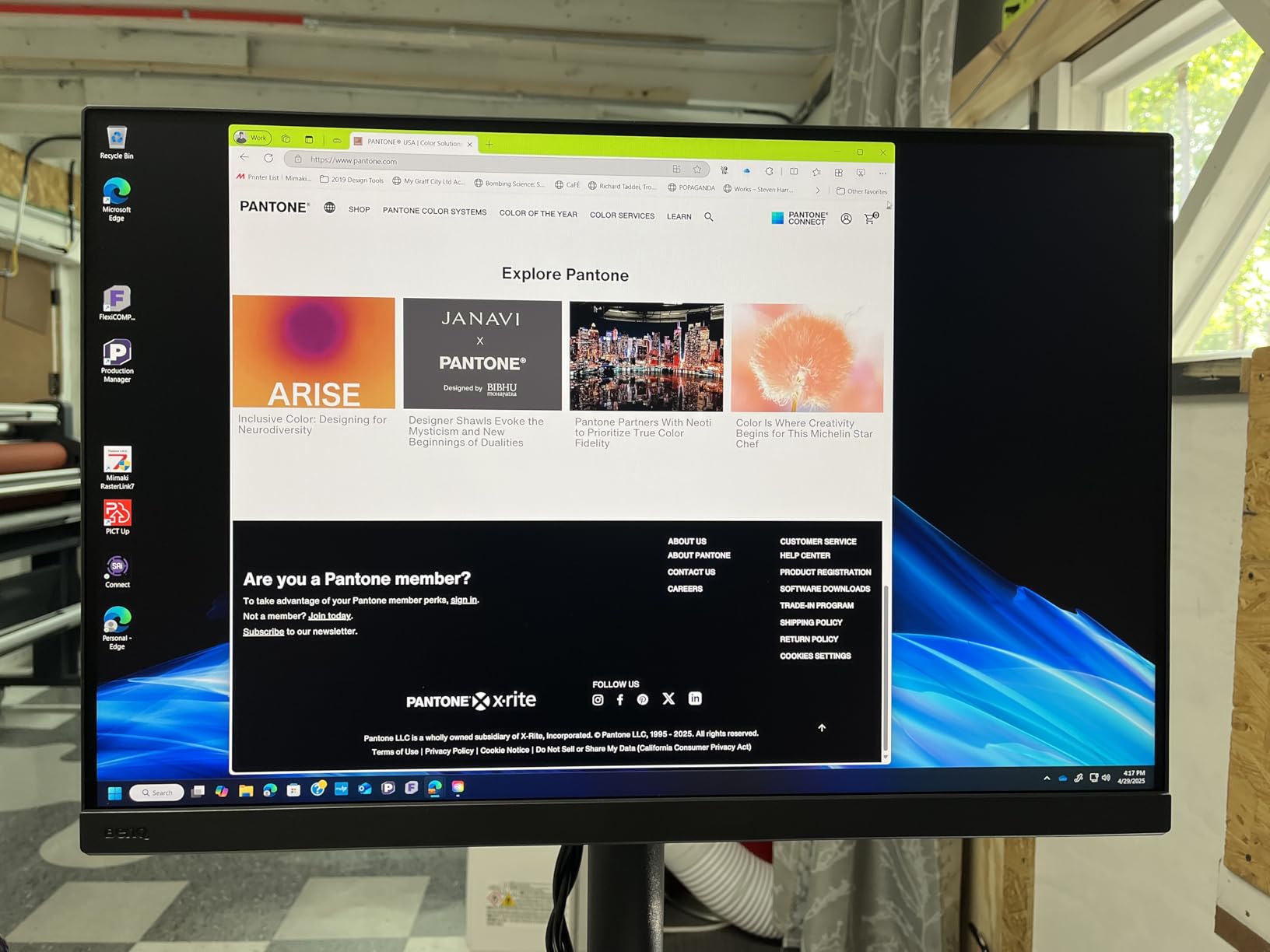 BenQ SW272Q 27-inch 2K 90W USB-C Photographer Monitor, 99% Adobe RGB, 98% DCI-P3/Display P3, Nano Matte Panel, 1.07 Billion Colors customer photo 1