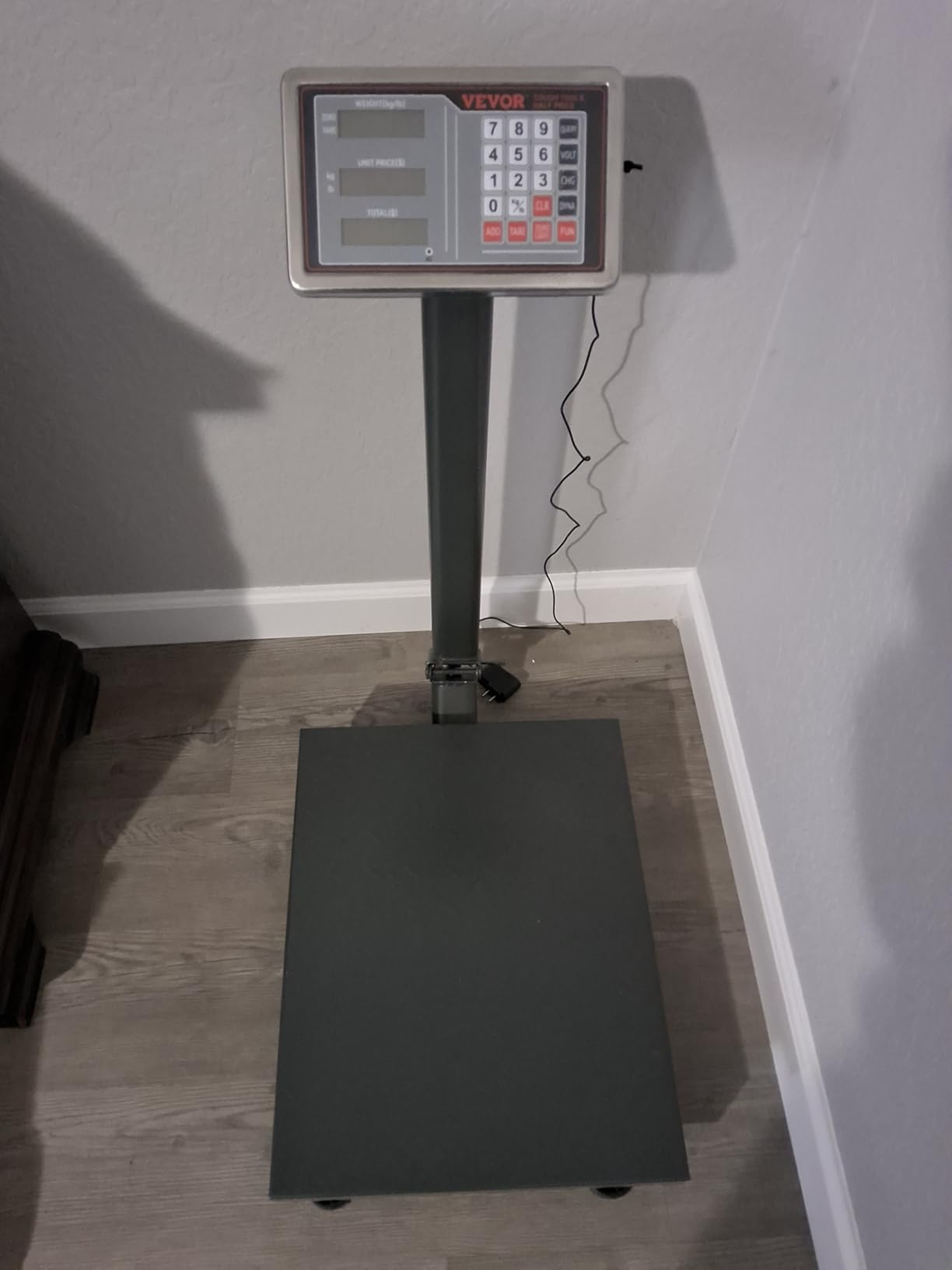 VEVOR Computing Digital Platform Scale, 660 lbs Load, 0.1 lbs Accuracy Computing Floor Scale with LB/KG, Tare, Price Calculator, Stainless Steel High-Definition Display for Boxes, Luggages, FCC Listed customer photo 1