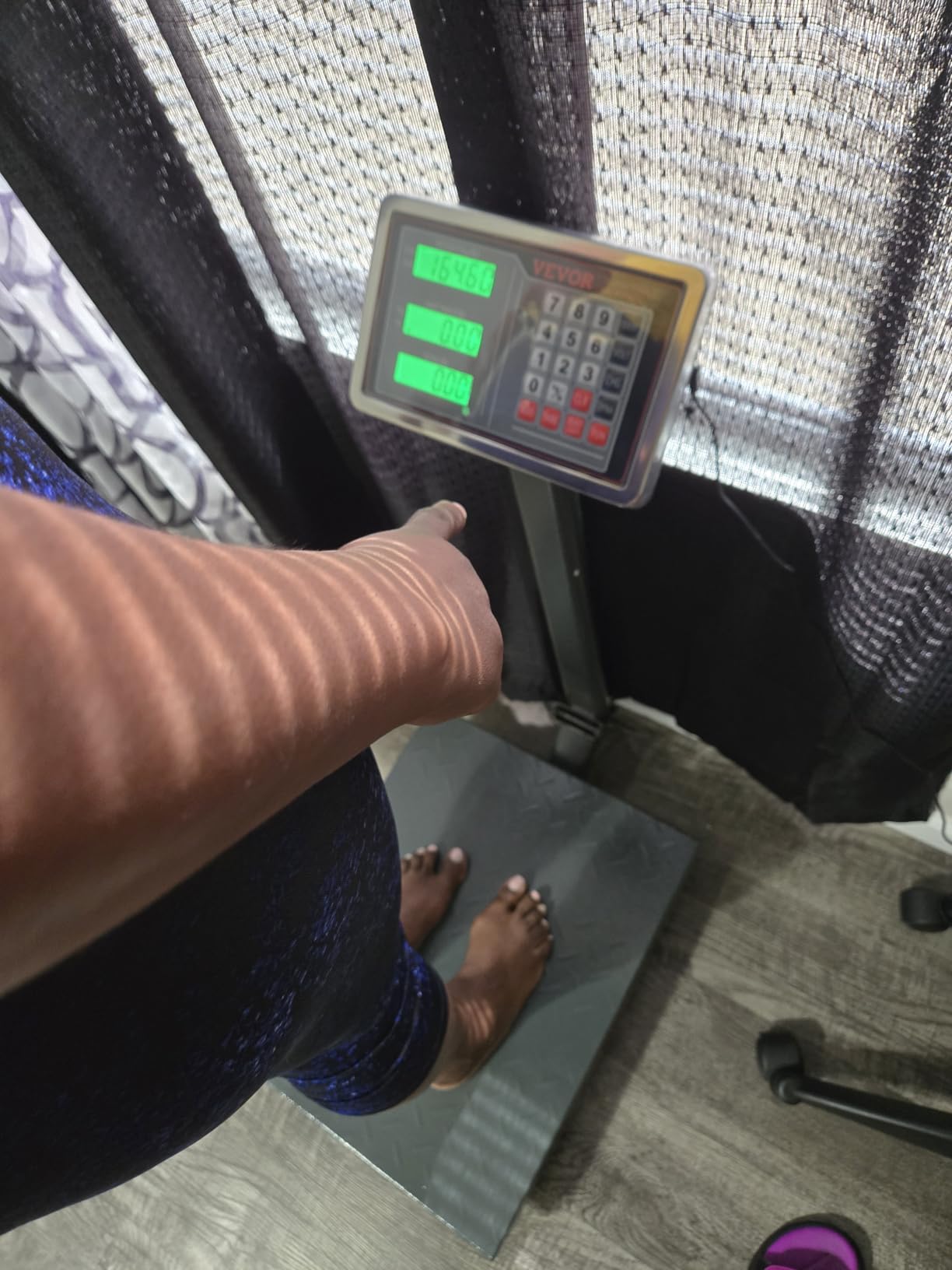 VEVOR Computing Digital Platform Scale, 660 lbs Load, 0.1 lbs Accuracy Computing Floor Scale with LB/KG, Tare, Price Calculator, Stainless Steel High-Definition Display for Boxes, Luggages, FCC Listed customer photo 2