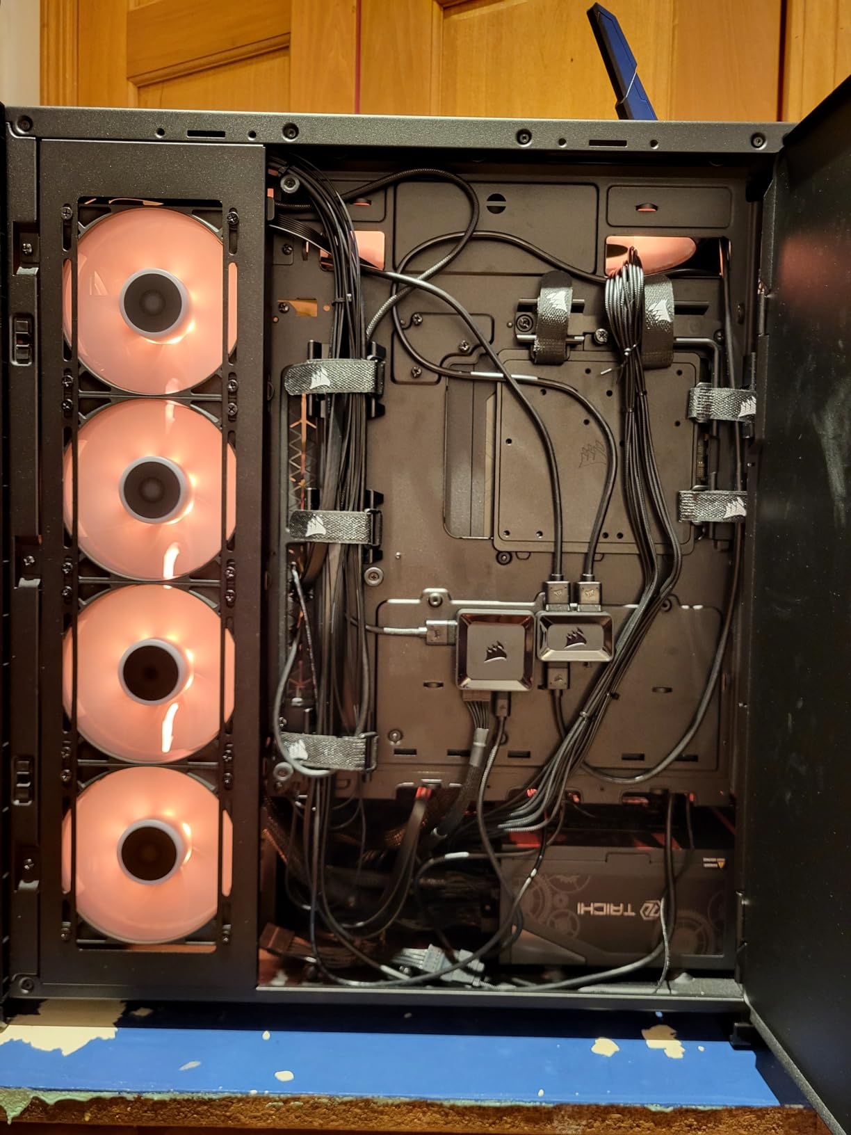 CORSAIR iCUE Link System Hub - Connect Up to 14 CORSAIR iCUE Link Devices - Reduce Cable Clutter - Innovative Single-Cable Design - Black customer photo 1