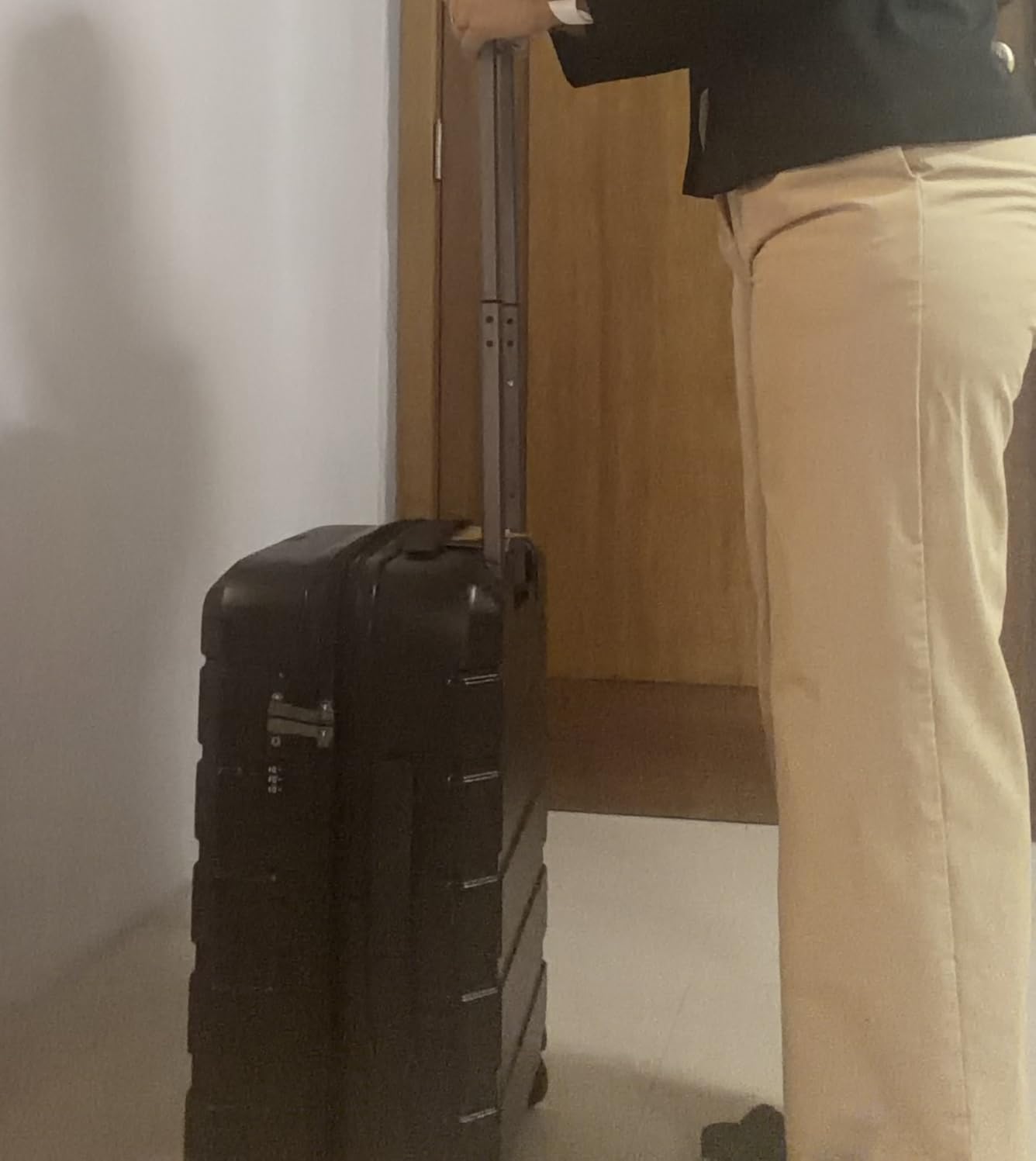 Hardside Expandable Carry On Luggage with Spinner Wheels & Built-in TSA Lock, Durable Suitcase Rolling Luggage with USB Port, Carry-On 20-Inch, White customer photo 2