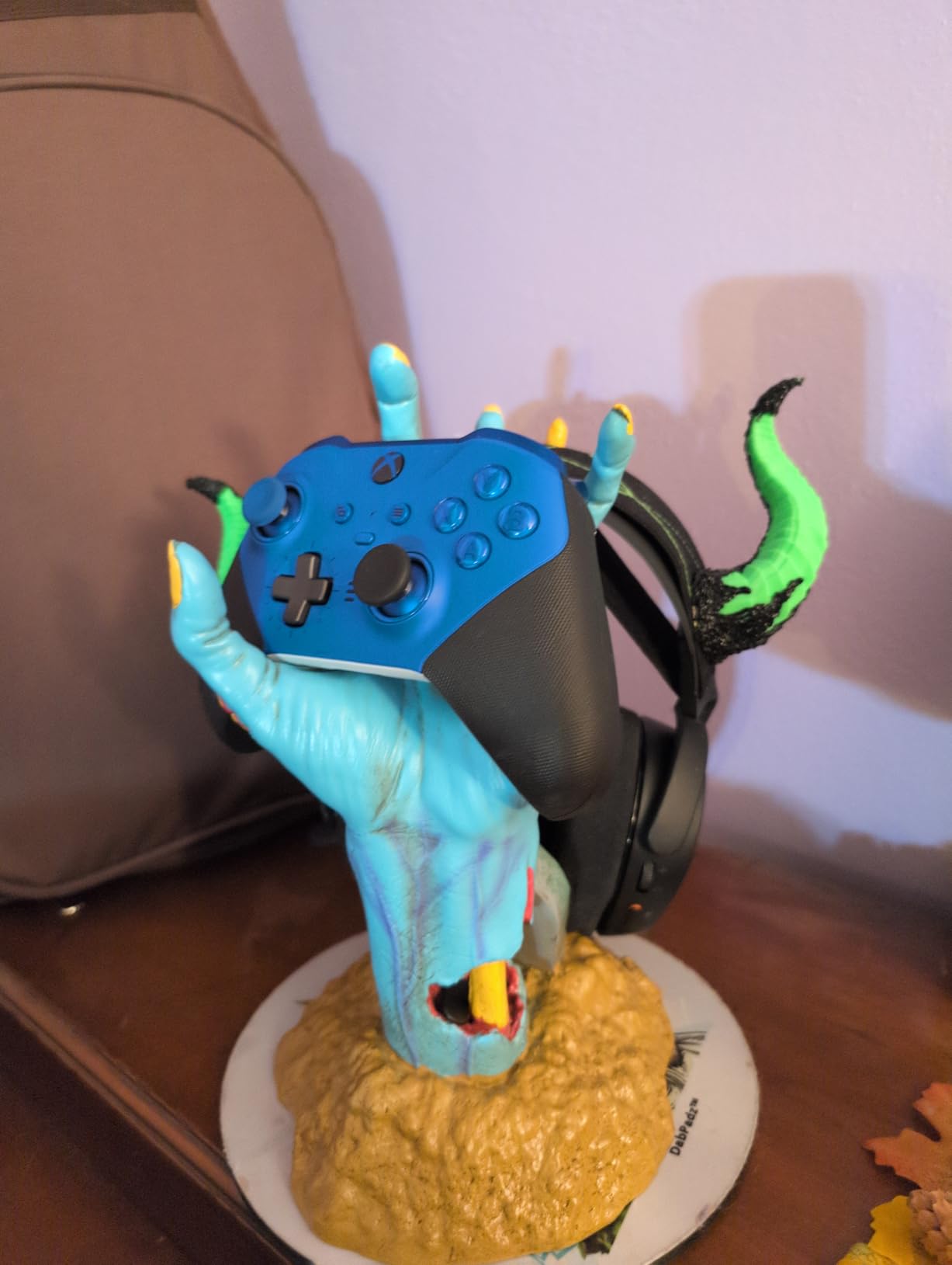 Grupo Erik Gaming Controller Holder One More Life | Controller Holder Figure | Headphone Stand & Controller | Gaming Accessories for Desk | Gamer Gifts | Halloween Decorations customer photo 1