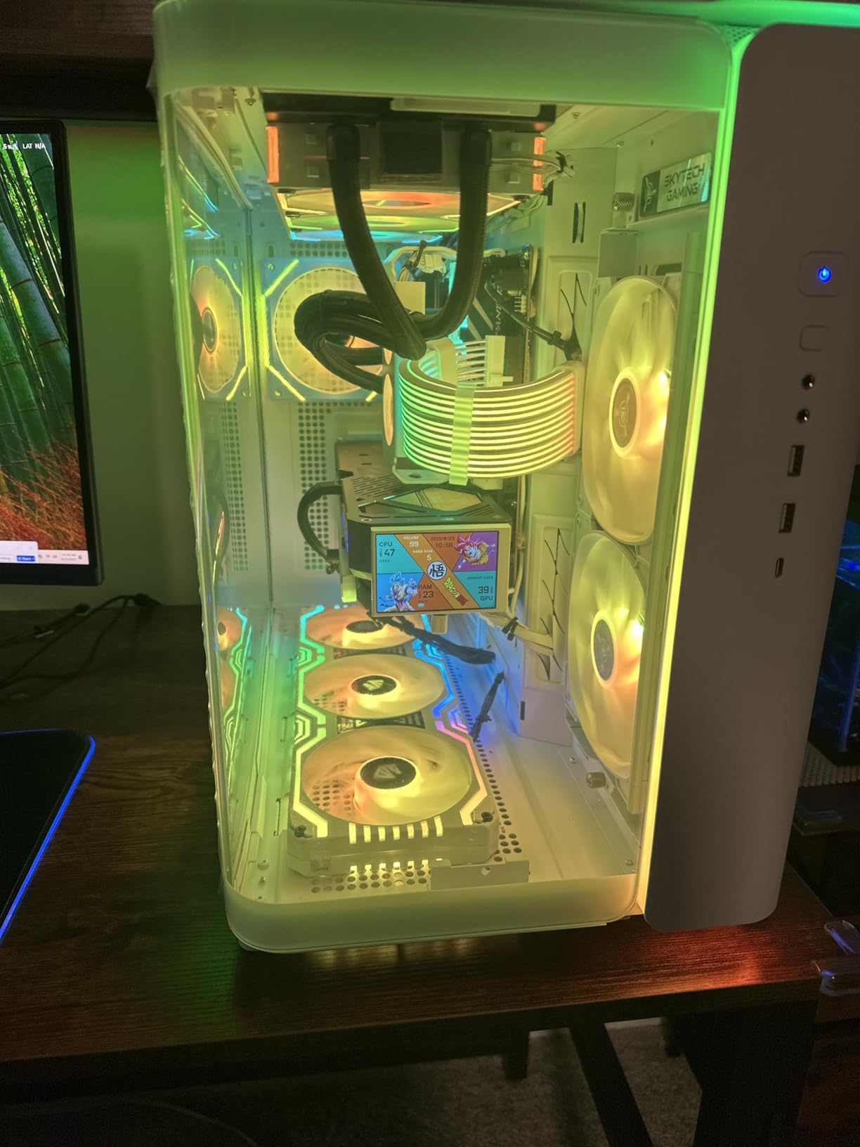 WOWNOVA White 3.5in Computer Temp Monitor, ARGB PC Case Secondary Screen, USB Mini Screen, IPS Display for CPU, RAM, HDD Data Monitor customer photo 1