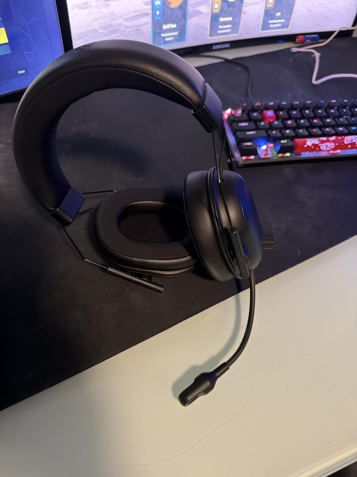 Razer BlackShark V2 HyperSpeed Wireless Gaming Headset: 280g Lightweight - THX Spatial Audio - Bendable Mic - 50mm Drivers - 2.4GHz, Bluetooth or USB - 70 Hr Battery w/USB Type C Charging - Black customer photo 1