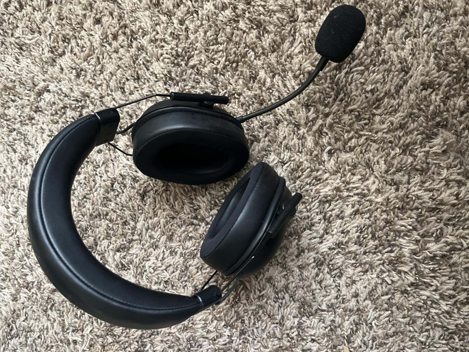 Razer BlackShark V2 HyperSpeed Wireless Gaming Headset: 280g Lightweight - THX Spatial Audio - Bendable Mic - 50mm Drivers - 2.4GHz, Bluetooth or USB - 70 Hr Battery w/USB Type C Charging - Black customer photo 2