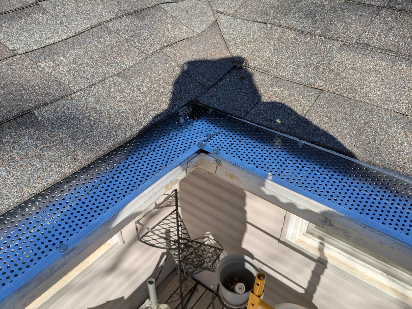 VEVOR Gutter Guard, 5 inch Width, Aluminum Leaf Filter DIY Gutter Cover, 13 PCS 52 ft Total Length, 0.157'' Hole Diameter & 0.02'' Thick Fits Any Roof or Gutter Type customer photo 1