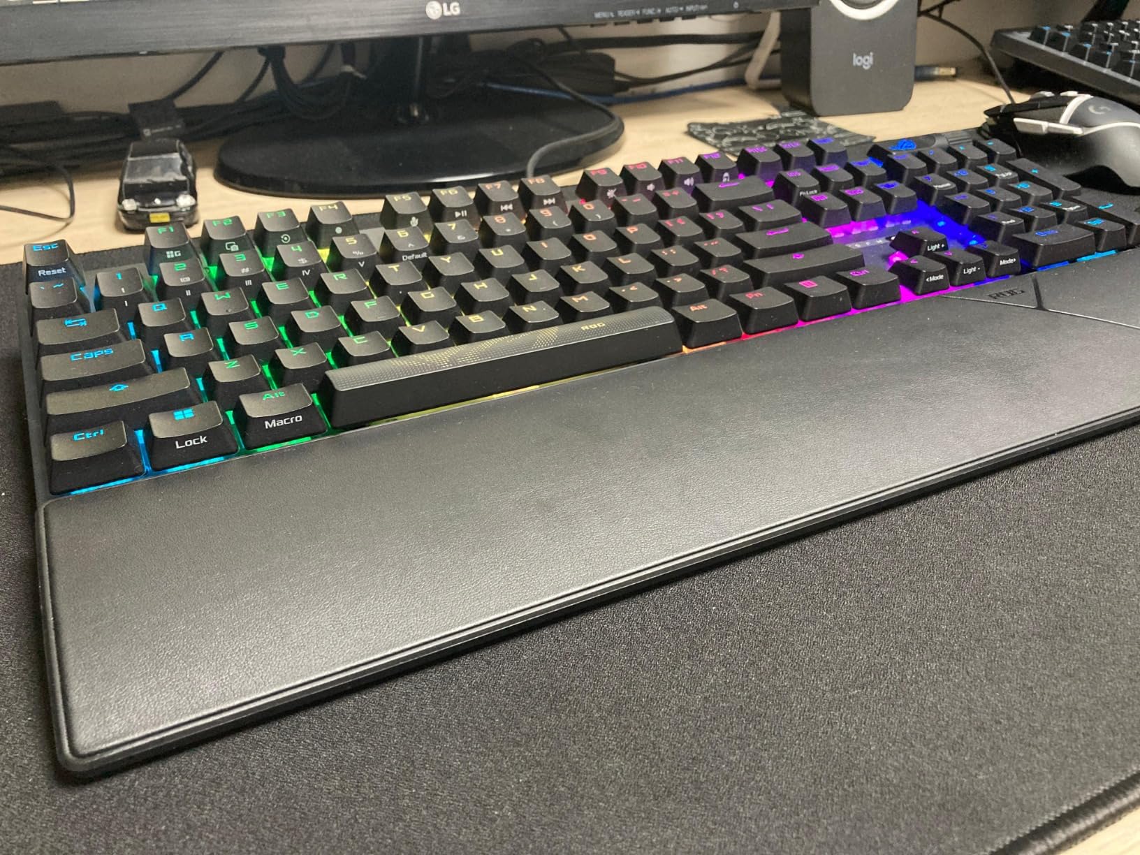 ROG Strix Scope II Gaming Keyboard, pre-lubed ROG RX Red Linear Optical switches, Sound-dampening Foam, PBT doubleshot keycaps, Streaming hotkeys, Multi-Function Controls, Wrist Rest customer photo 2