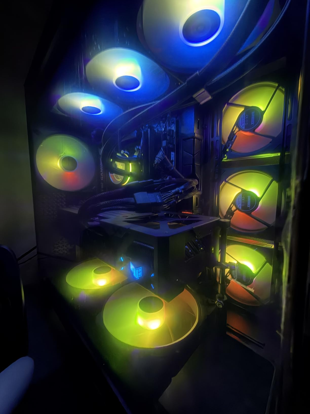 Antec C8, Fans not Included, RTX 40 Compatible, Dual-Chamber, Toolless Design, Type-C, 360mm Radiator Support, Seamless Tempered Glass Front & Side Panels, High Airflow Full-Tower E-ATX PC Case customer photo 2