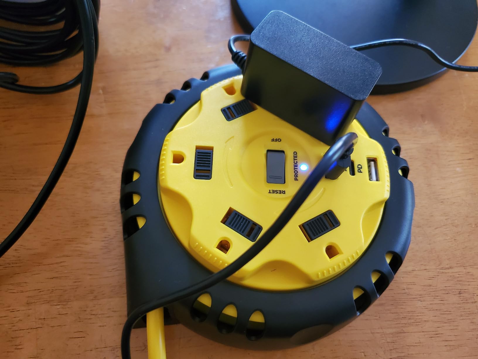 Retractable Power Strip Extension Cord Reel with USB C PD 20W, ETL Listed Flat Plug Travel Power Strip Surge Protection with 5 AC 3 USB Ports, 10FT Travel Extension Cord Portable Outlet, Black Grey customer photo 2