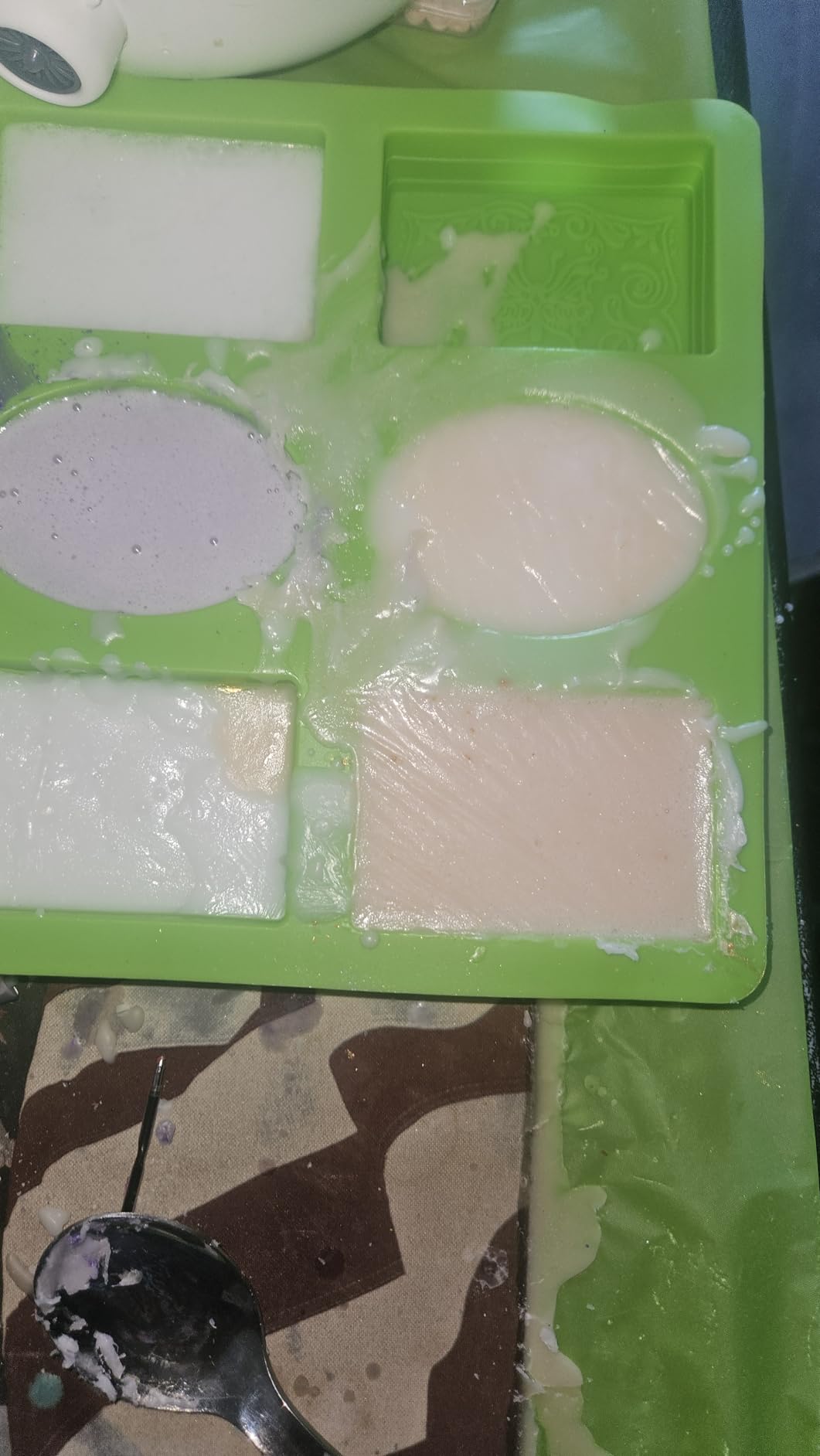 PIUH Deluxe Soap Making Kit for Soap Making, DIY Soaps Making Full Set Kits Includes Soap Melter, 4 lb Soap Base, 8 Essencial Oils, Silicone Loaf Molds & Scraper, Cutters, 8 Dyestuffs for Adults Gift customer photo 1