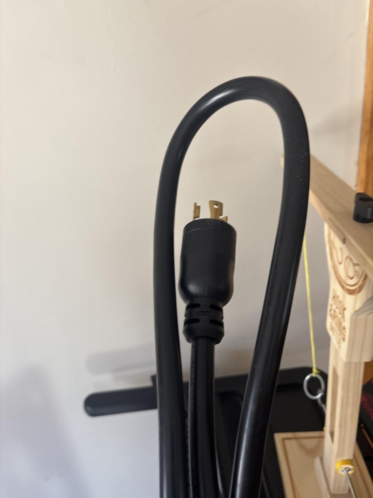 30 amp Metered PDU, 8 Outlets (6 C13, 2 C19) Aluminum Alloy Shell, 120-240V, L6-30P Adapter, 7.2kW, 6 ft. Cord,Anti Electric Shock Module and Voltage Current Display Meter. customer photo 2