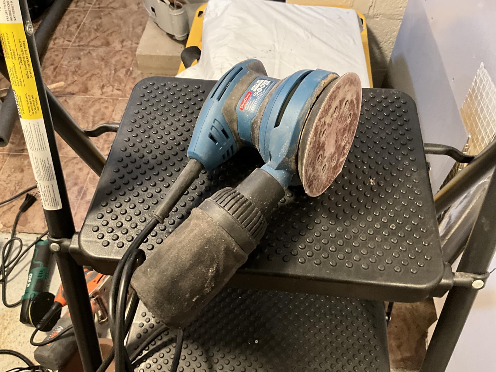 Dong Cheng 5-Inch Random Orbital Sander 3.2A 12800OPM Electric Palm Sander, 6 Variable Speeds, with 20pcs Sandpaper & Detachable Dust Bag, Power Sander for Woodworking, Sanding & Polishing customer photo 1