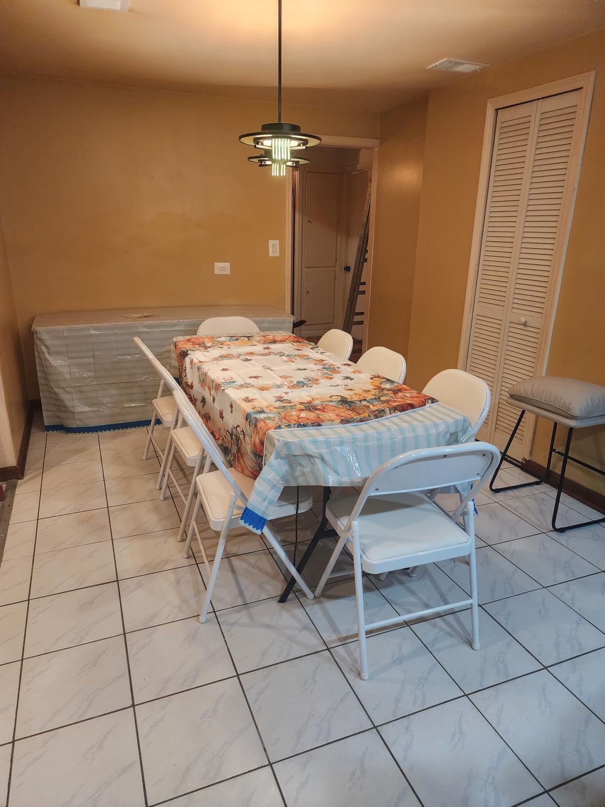 VINGLI 10 Pack Folding Chairs with Padded Seats, Metal Frame with Pu Leather Seat & Back, Capacity 350 lbs, Black customer photo 1