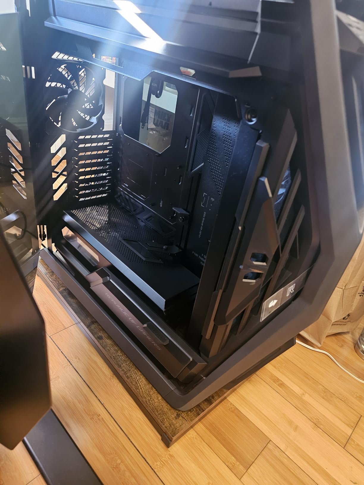 ROG Hyperion GR701 BTF Edition PC case, ASUS ATX BTF motherboards Support, 420 mm Dual Radiator Support, Four 140 mm Fans, Metal GPU Holder, Component Storage, ARGB Fan hub, 60W Fast Charging customer photo 1