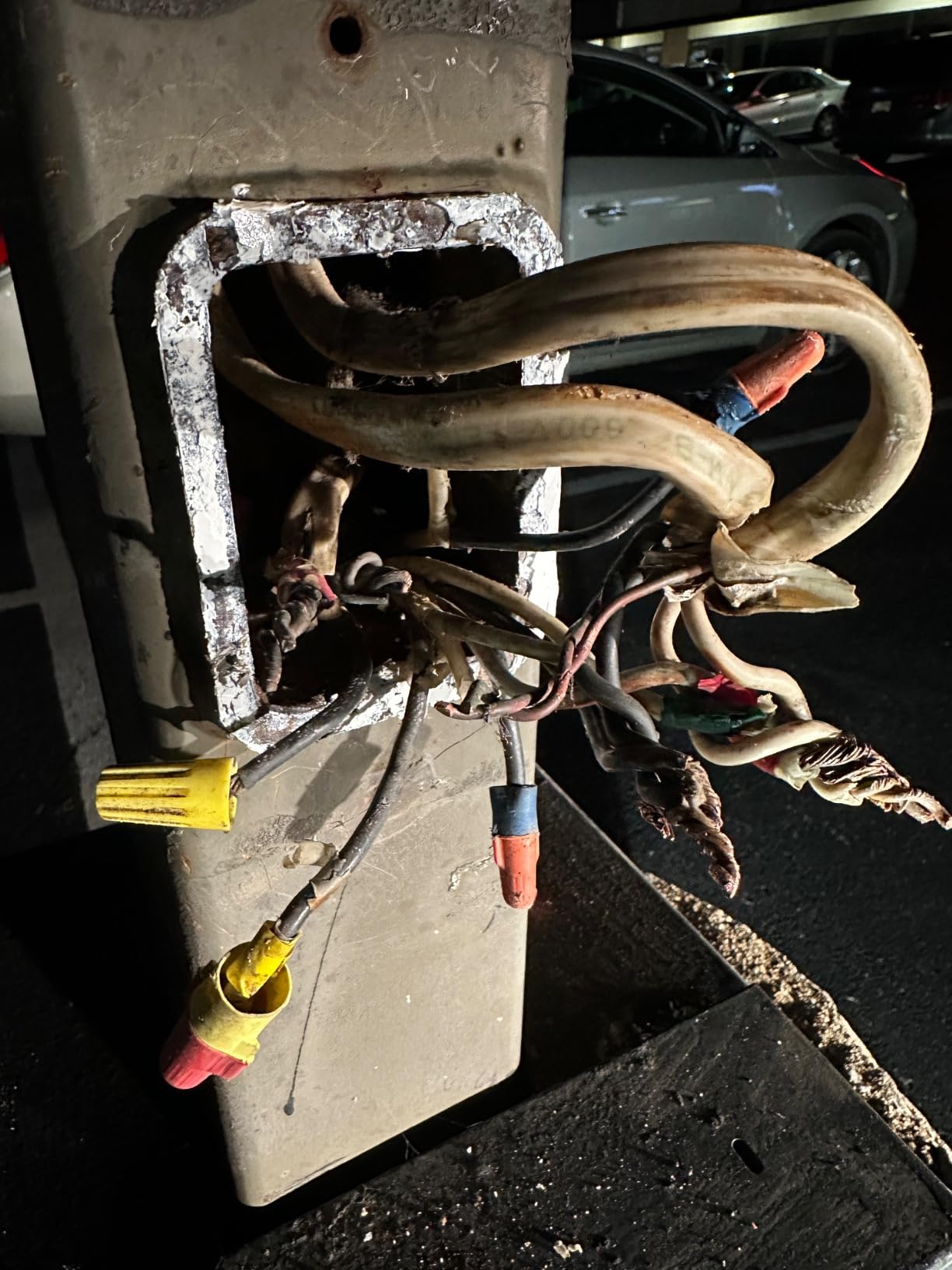 VEVOR Underground Cable Locator, 8 Ft Max Detect Depth Cable Tester, 12 to 600V (NVC) Wire Tracer Break Detector Finder, 6561Ft Detect Length for Electrical Circuits Pipelines Dog Fence Buried Cables customer photo 1