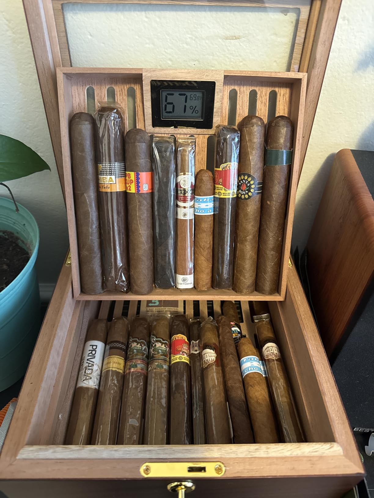 Flauno Cigar Humidor with Lock, Air Circulation System, up to 70 Cigars, Spanish Cedar Wood, Accurate Digital Hygrometer, Drawer, Humidifier, Divider, Handmade Glass Top Cigar Box for Cigar Lovers customer photo 1