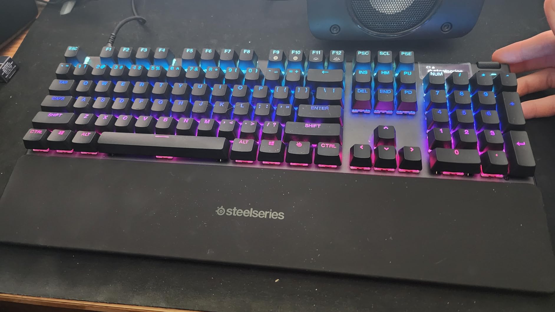 SteelSeries Apex Pro Gen 3 OmniPoint 3.0 HyperMagnetic Switches - Adjustable Actuation - Rapid Trigger - Game-Ready Presets - Protection Mode - Rapid Tap/SOCD - OLED - RGB - PBT Keycaps customer photo 1