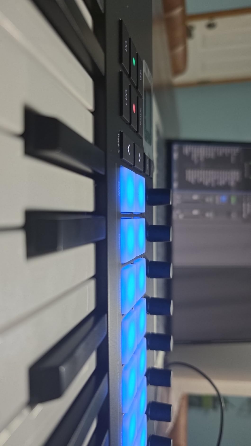 Novation Launchkey 61 MK4 - 61 key Semi-Weighted, USB, MIDI Keyboard Controller with DAW Integration. Chord & Scale Modes, 8 Drum Pads, & Arpeggiator - Includes Software Bundle for Music Production customer photo 2