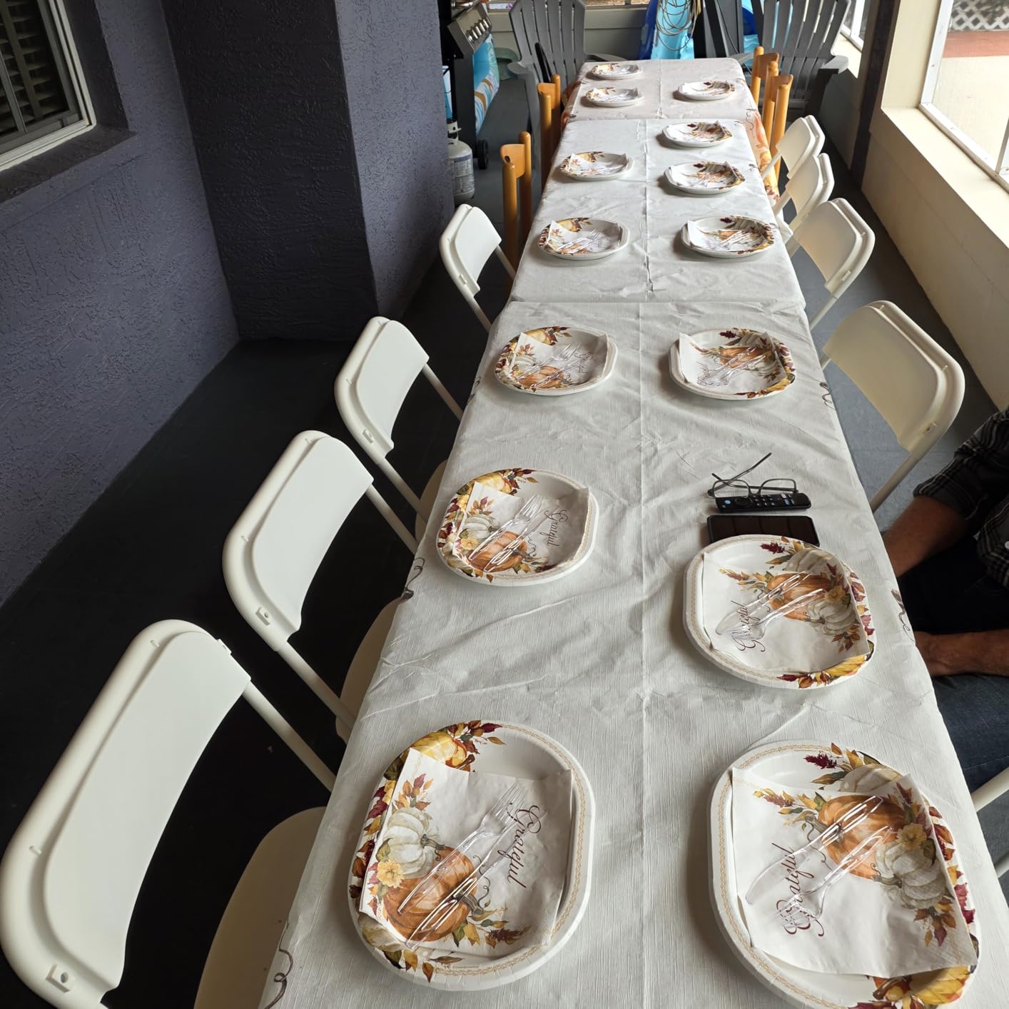 Bonnlo Folding Table 6ft, Portable Collapsible Plastic White Long Tables for Party, Camping, Banquet, Craft, Dining, Wedding, Outdoor and Indoor Use customer photo 1