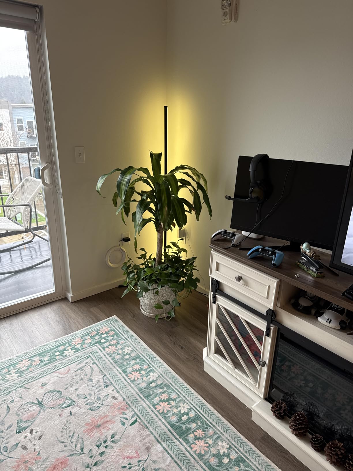 Corner Floor Lamp, RGB LED Corner Lamp with Music Sync, Smart App and Remote Control Color Changing Ambience Light, LED Lamp with 16 Million Colors for Bedroom, Living Room Gaming Room customer photo 2