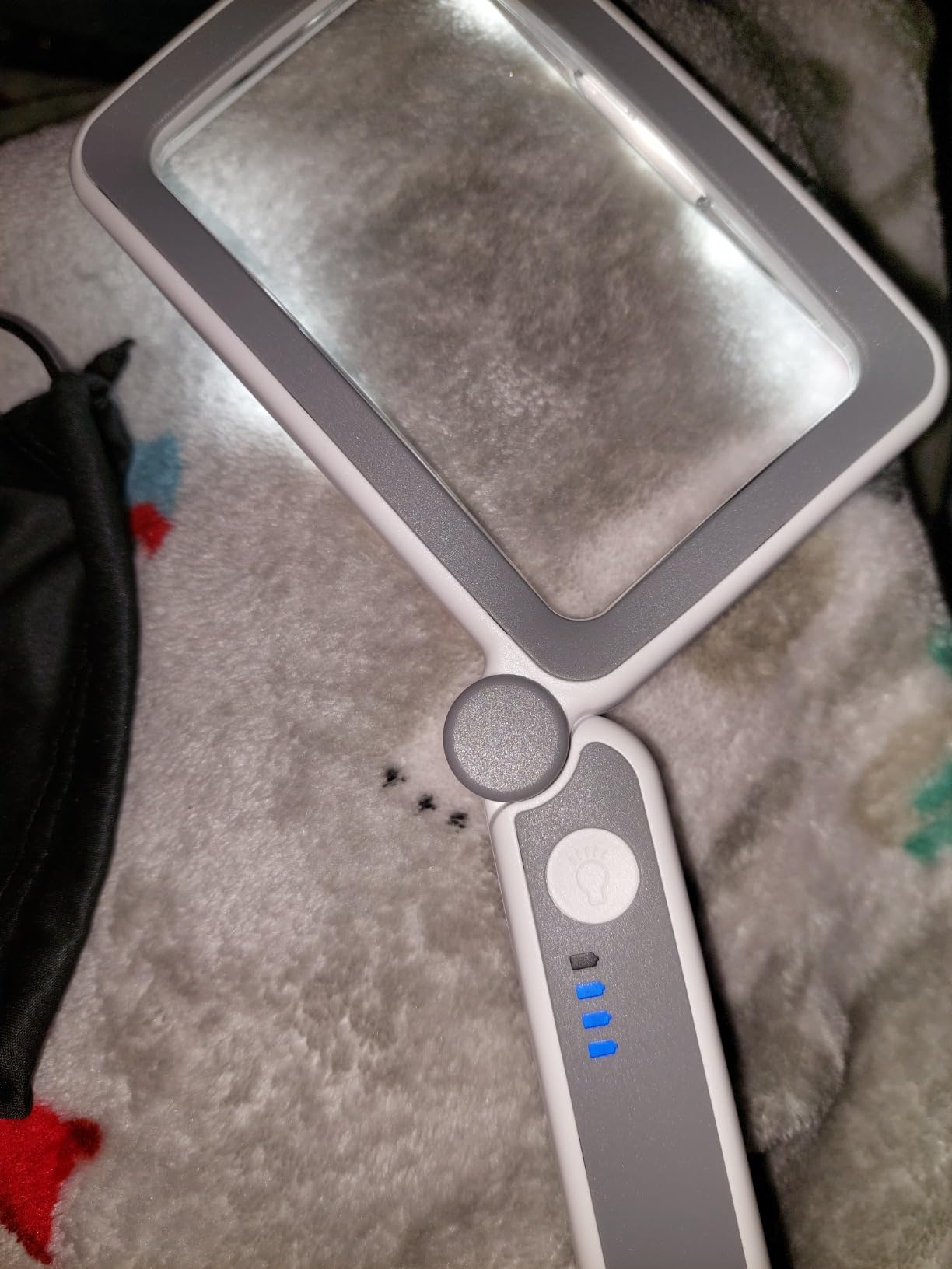 Rechargeable Magnifying Glass with Light for Reading, 5X Large Page Magnifier with LED Lighted for Seniors Low Vision, Folding Handheld Lightweight Rectangle Magnifier for Reading Book Small Print customer photo 2