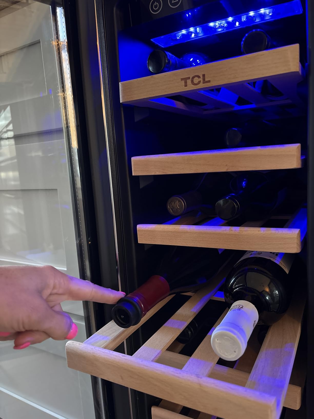 WOTOR Wine Saver Vacuum Pump with 4 Stoppers, Wine Stopper & Preserver, Reusable Bottle Sealer Keeps Fresh, Ideal Accessories Gift (Flat Handle) customer photo 2