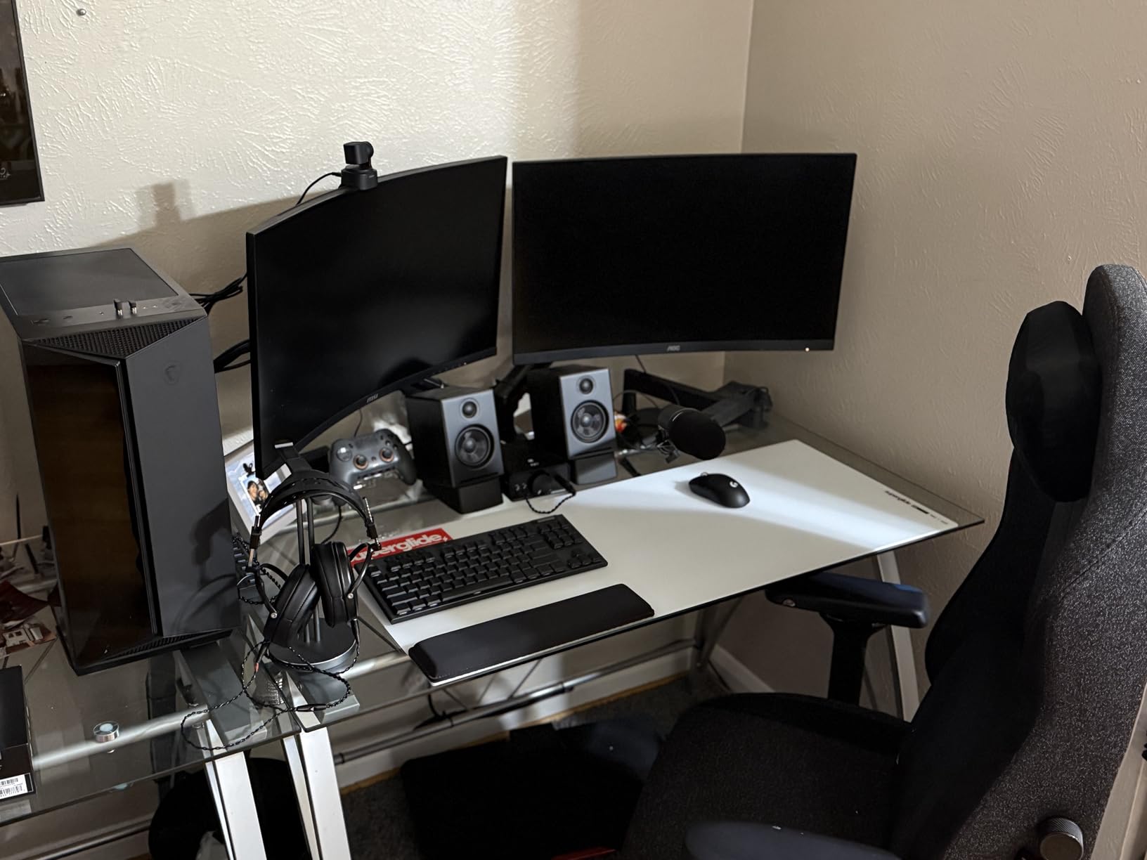 Logitech G915 X Lightspeed Low-Profile Wireless Gaming Keyboard, Double-Shot PBT Keycaps, Fully Programmable Keys, RGB Backlighting, Sleek Aluminum Finishing, GL Red Linear Switches - PC/Mac - Black customer photo 2