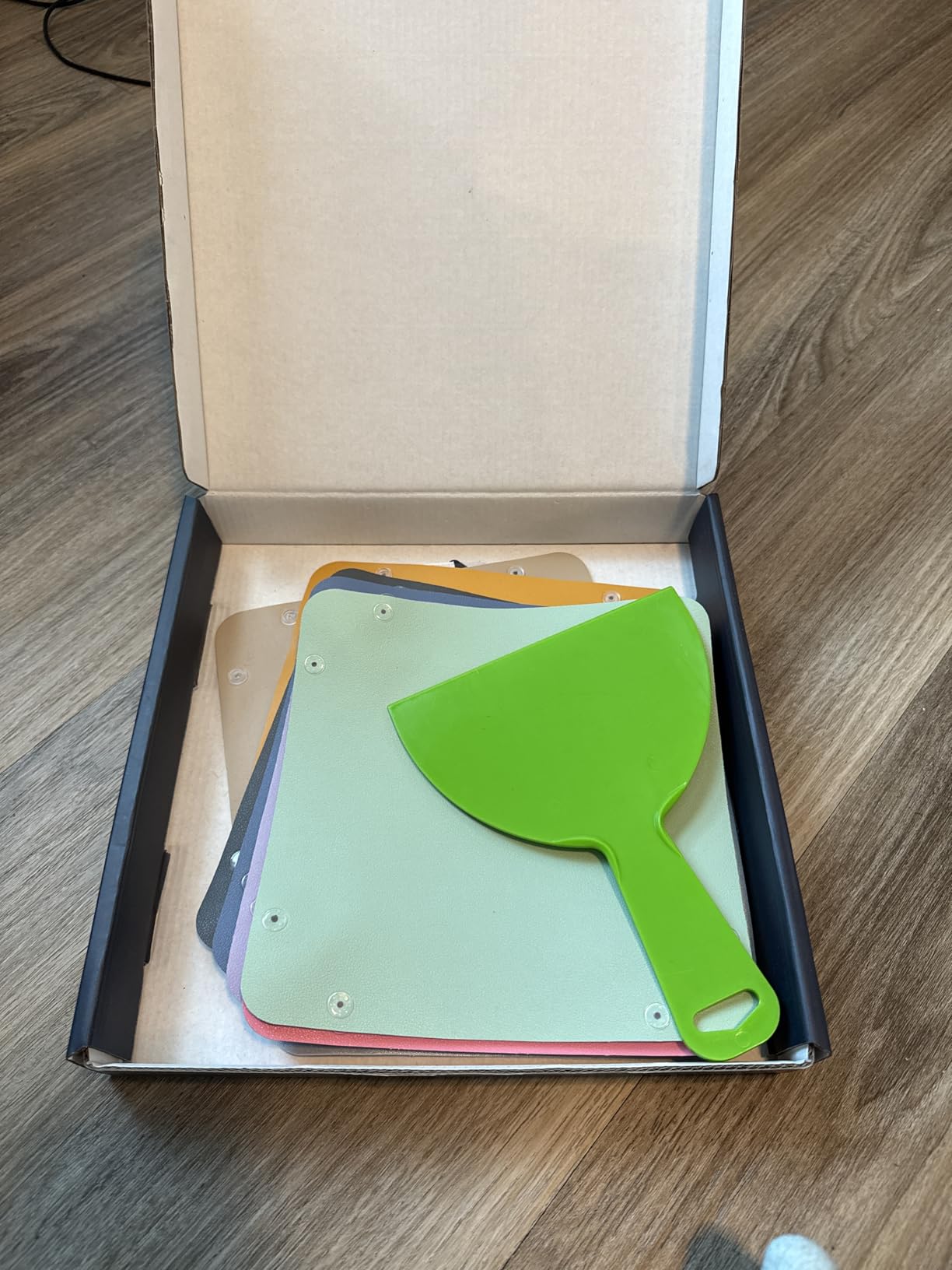 Newverest All-You-Need Puzzle Set: 8 Puzzle Sorting Trays for up to 2000 Pieces, 6 Glue Sheets, 1 Large Scraper & 2 Adhesive Hangers in Gift-Ready Packaging - Must-Have Saver Kit for Puzzle Lovers customer photo 2