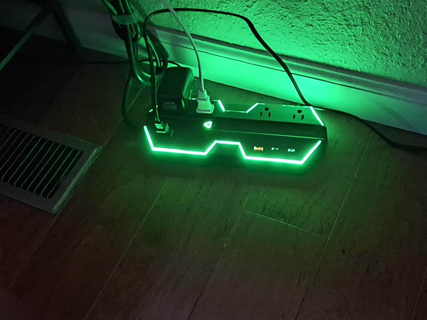 4000J Surge Protector Power Strip with USB Ports, 6 Outlet Power Strip with RGB Lights and PD 20W Fast Charging, Wide-Spaced Outlet Perfect for e-Sports, Game PC, Home and Offices customer photo 1