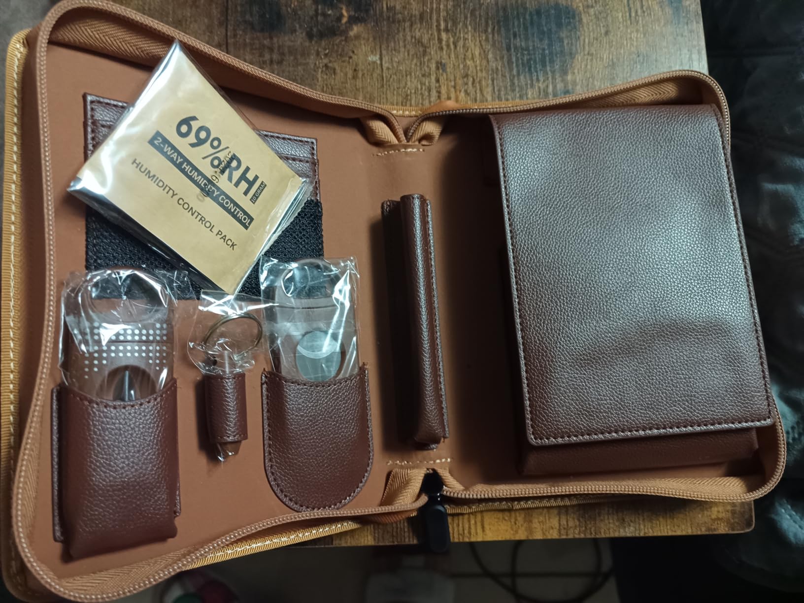 Cigar Humidor Case, Portable Cigar Box with Cigar V Cutter, Straight Cigar Cutter, Cigar Punch, Cigar Humidifier Packs, Travel Humidor and Cigar Accessories Gift Set Leather Cigar Case (Black) customer photo 1